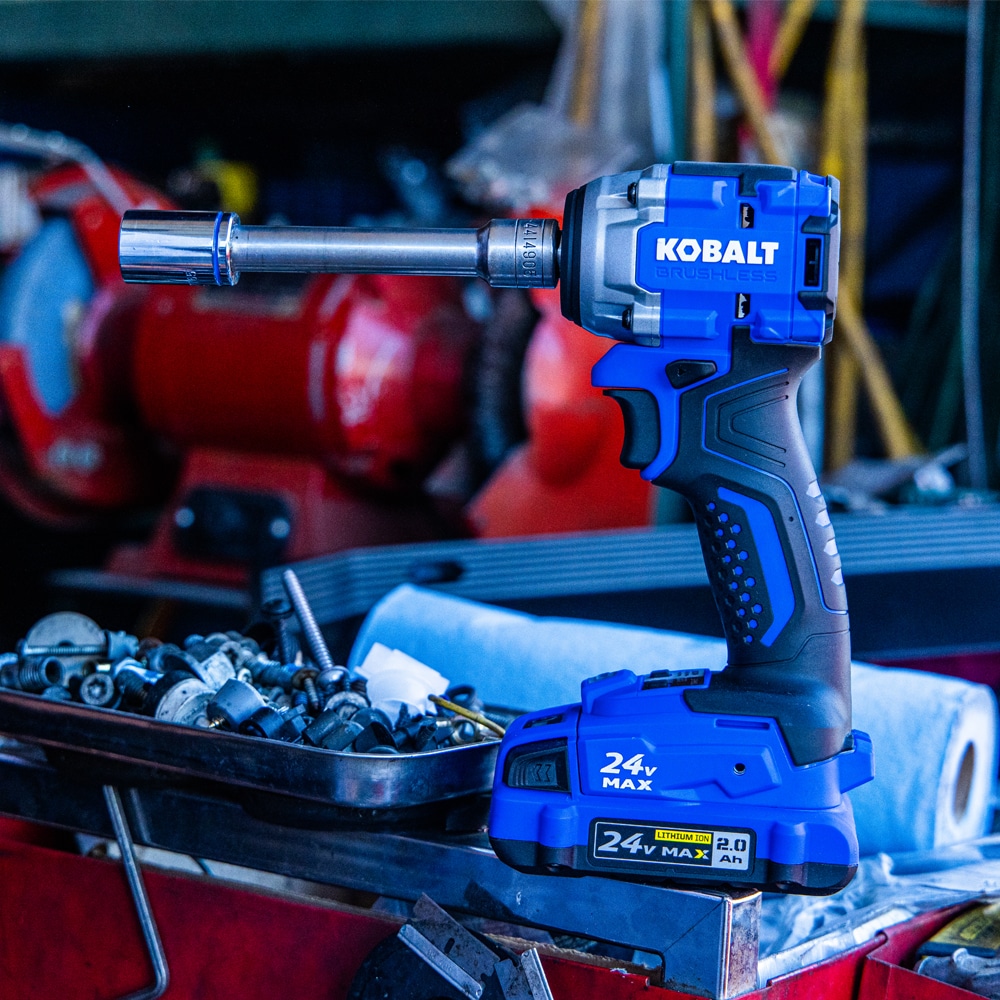 Llave de Impacto Inalámbrica Kobalt de 24 voltios con Velocidad Variable y Tecnología Sin Escobillas de 1/2 pulgadas KCIW 224B-03