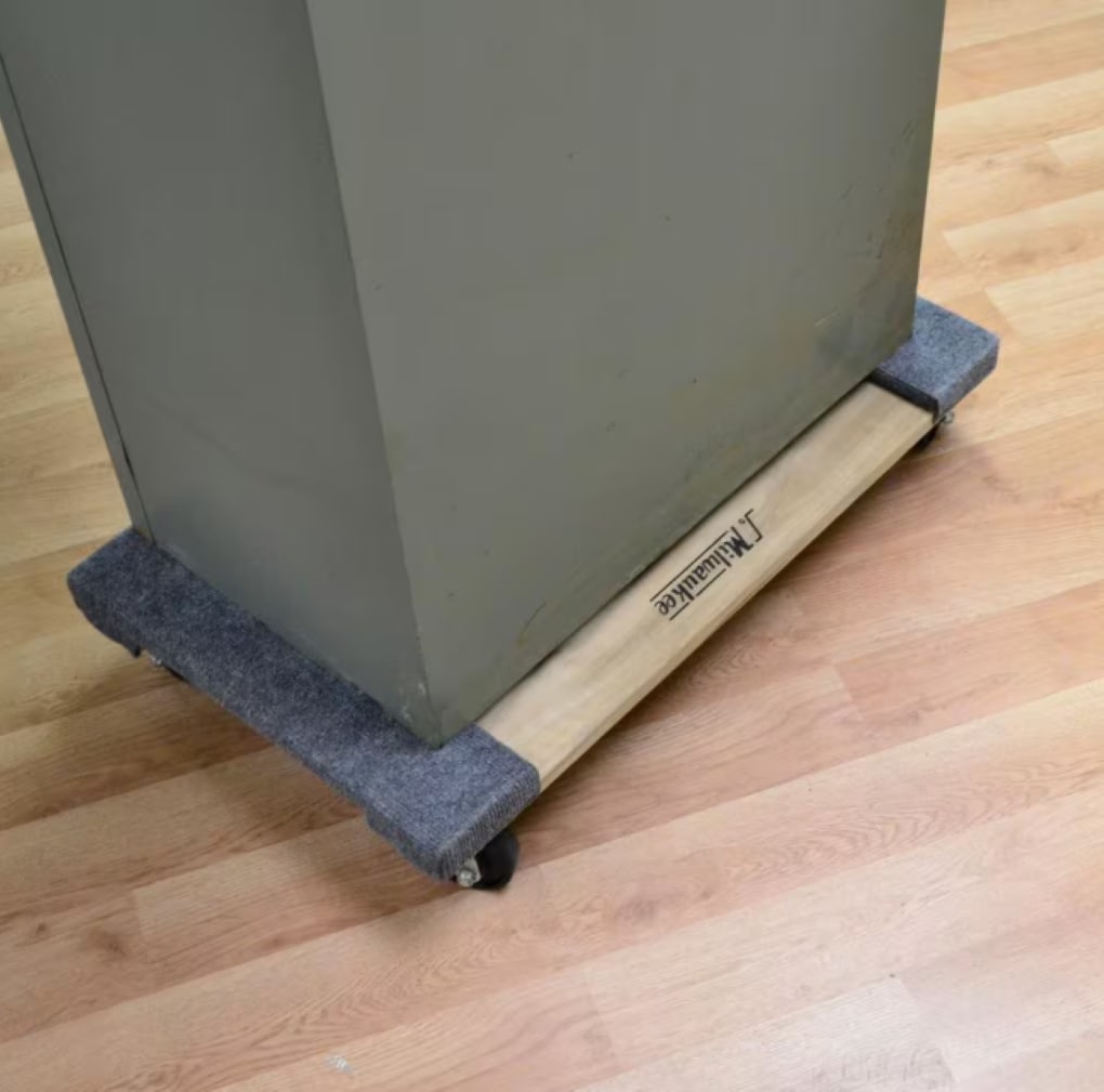 Carretilla de madera con capacidad de 1000 libras y 4 ruedas en varios colores/acabados de Milwaukee 73700.