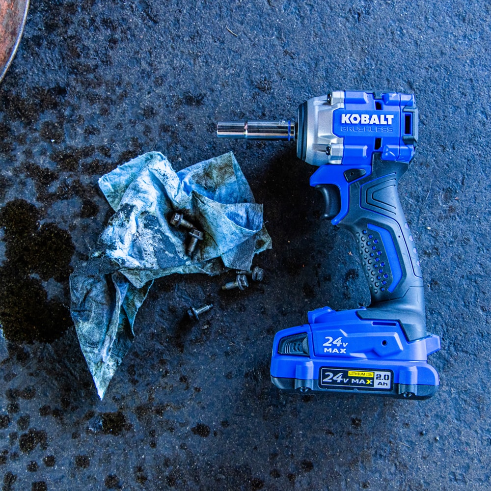 Llave de Impacto Inalámbrica Kobalt de 24 voltios con Variación de Velocidad sin Escobillas de 3/8 pulgadas (solo herramienta sin accesorios) KCIW 324B-03