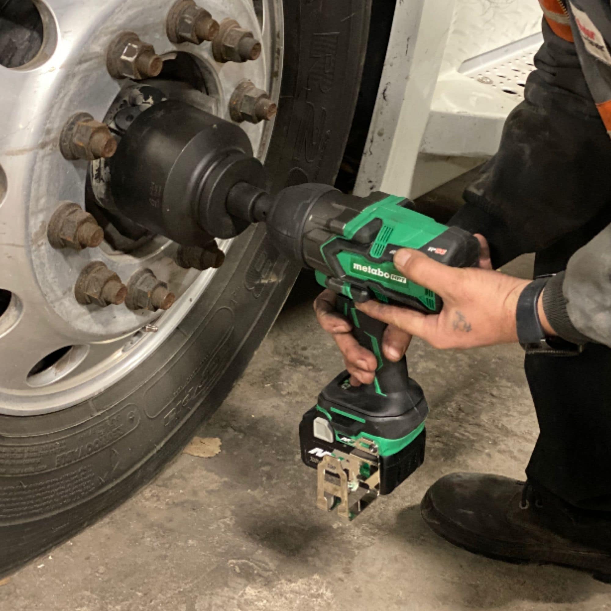 Llave de Impacto Inalámbrica Metabo HPT MultiVolt de 36 voltios con Velocidad Variable y Motor sin Escobillas, Capaz de Funcionar con Batería Híbrida de 1/2 pulgada. Modelo WR36DAQ4M.
