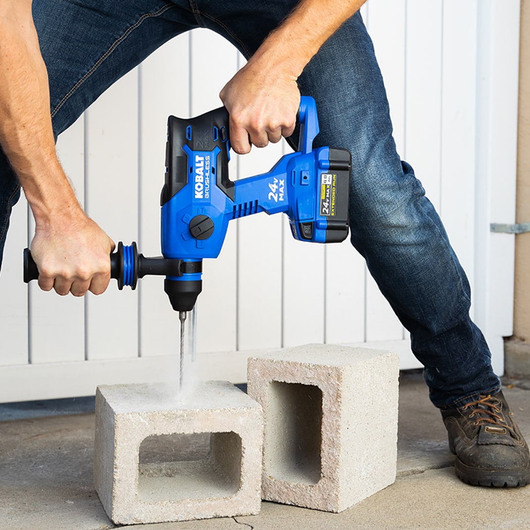 Martillo perforador rotativo inalámbrico Kobalt Brushless de 24 voltios con velocidad variable de 7/8 de pulgada SDS-plus KRH 124B-03.