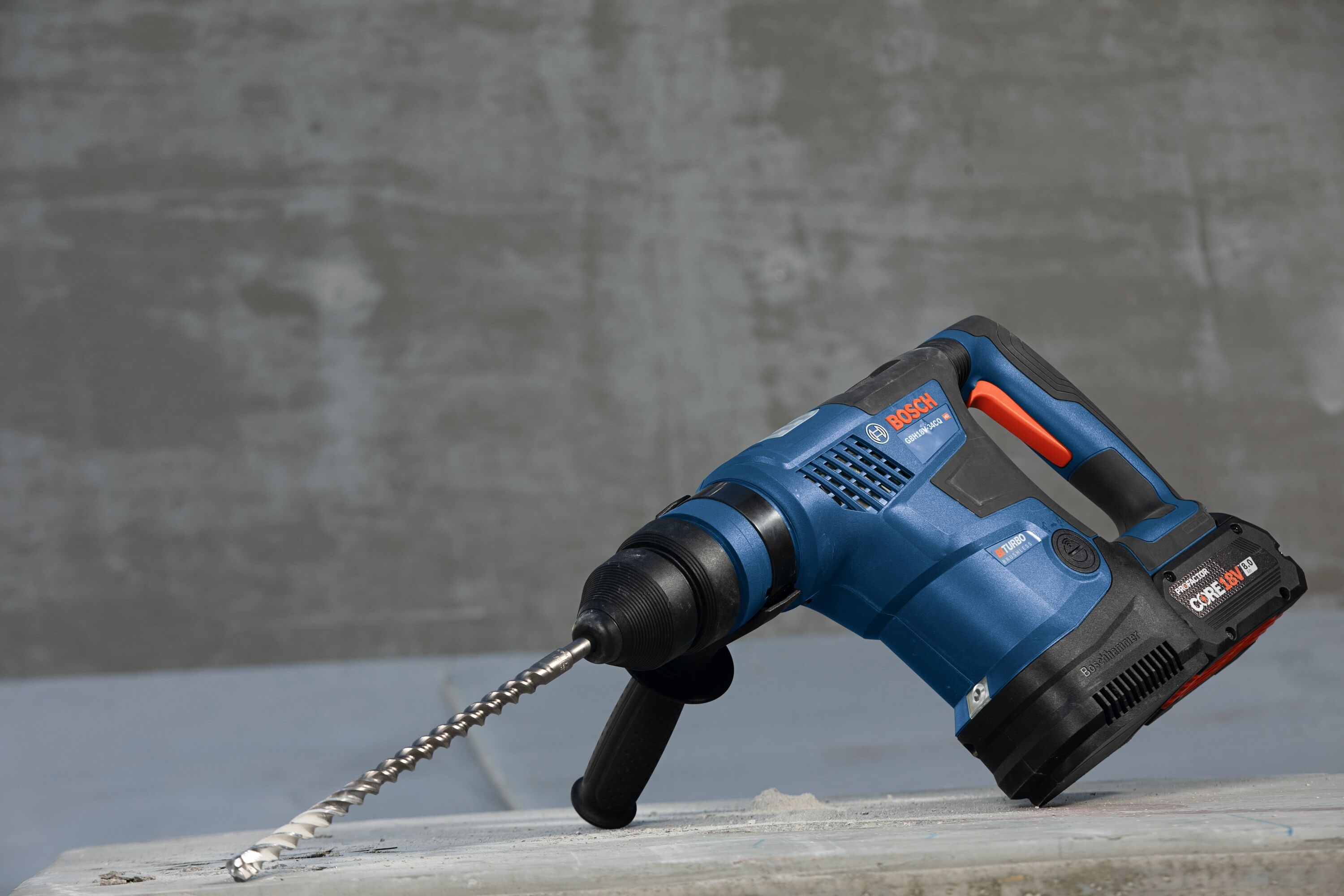 Martillo rotativo inalámbrico Bosch PROFACTOR 18 voltios 8 amperios SDS-Plus con velocidad variable GBH18V-34CQB24.
