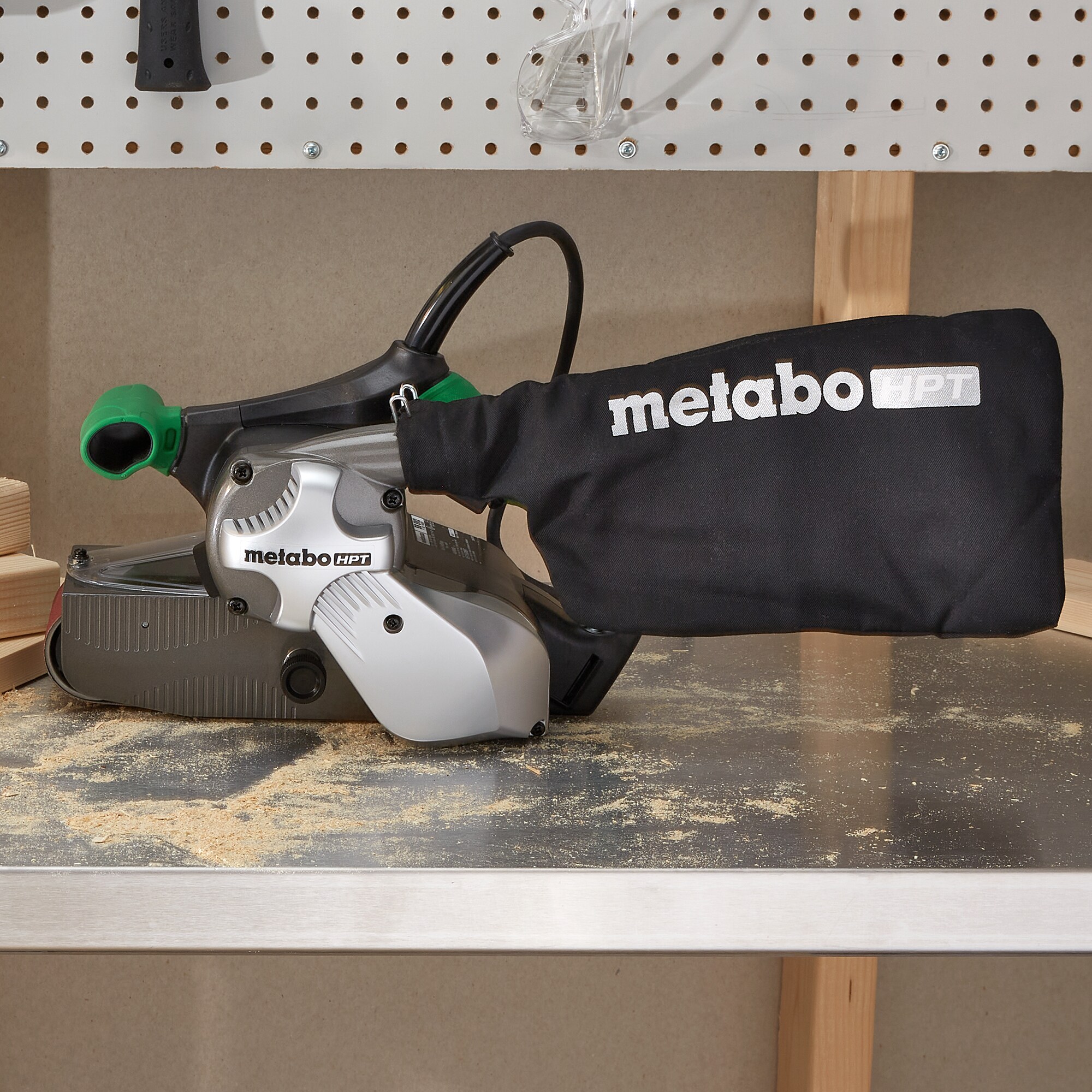 Lijadora de banda Metabo HPT de 9 amperios con gestión de polvo SB8V2M