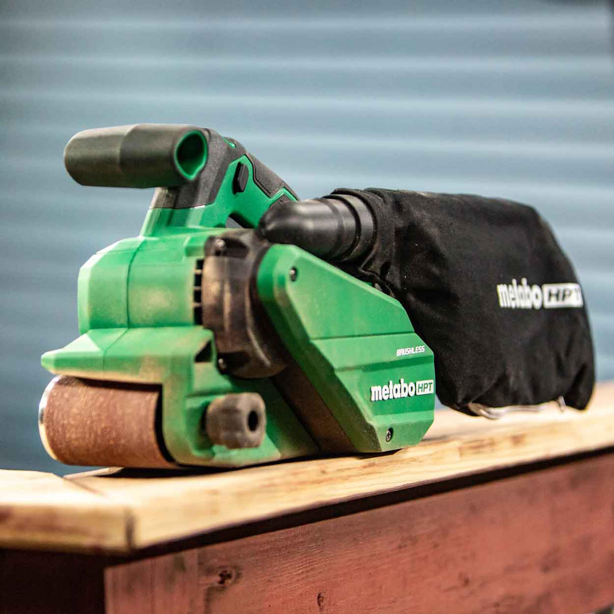 Lijadora inalámbrica con variación de velocidad y manejo de polvo Metabo HPT 36-Volt Brushless SB3608DAQ4M