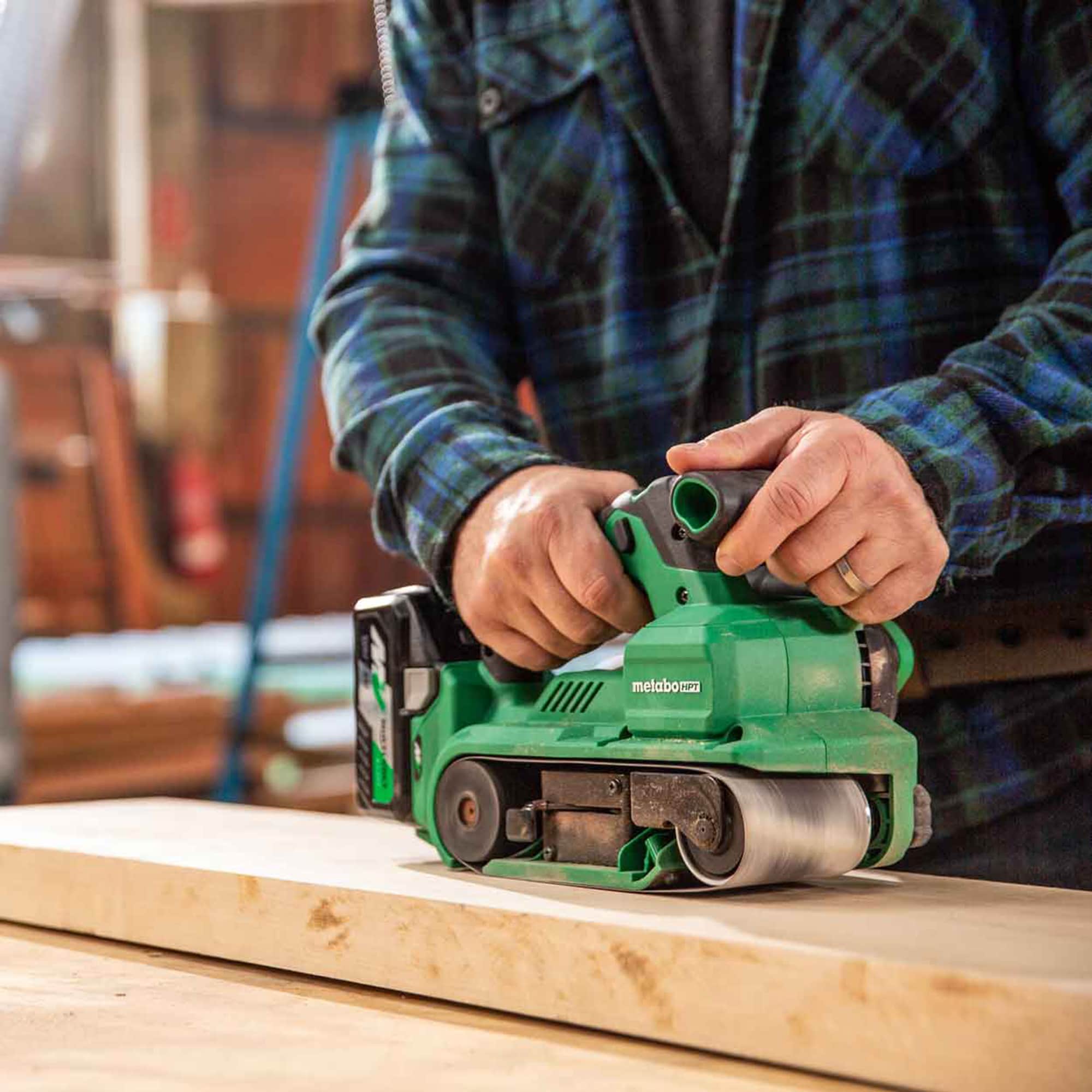 Lijadora inalámbrica con variación de velocidad y manejo de polvo Metabo HPT 36-Volt Brushless SB3608DAQ4M
