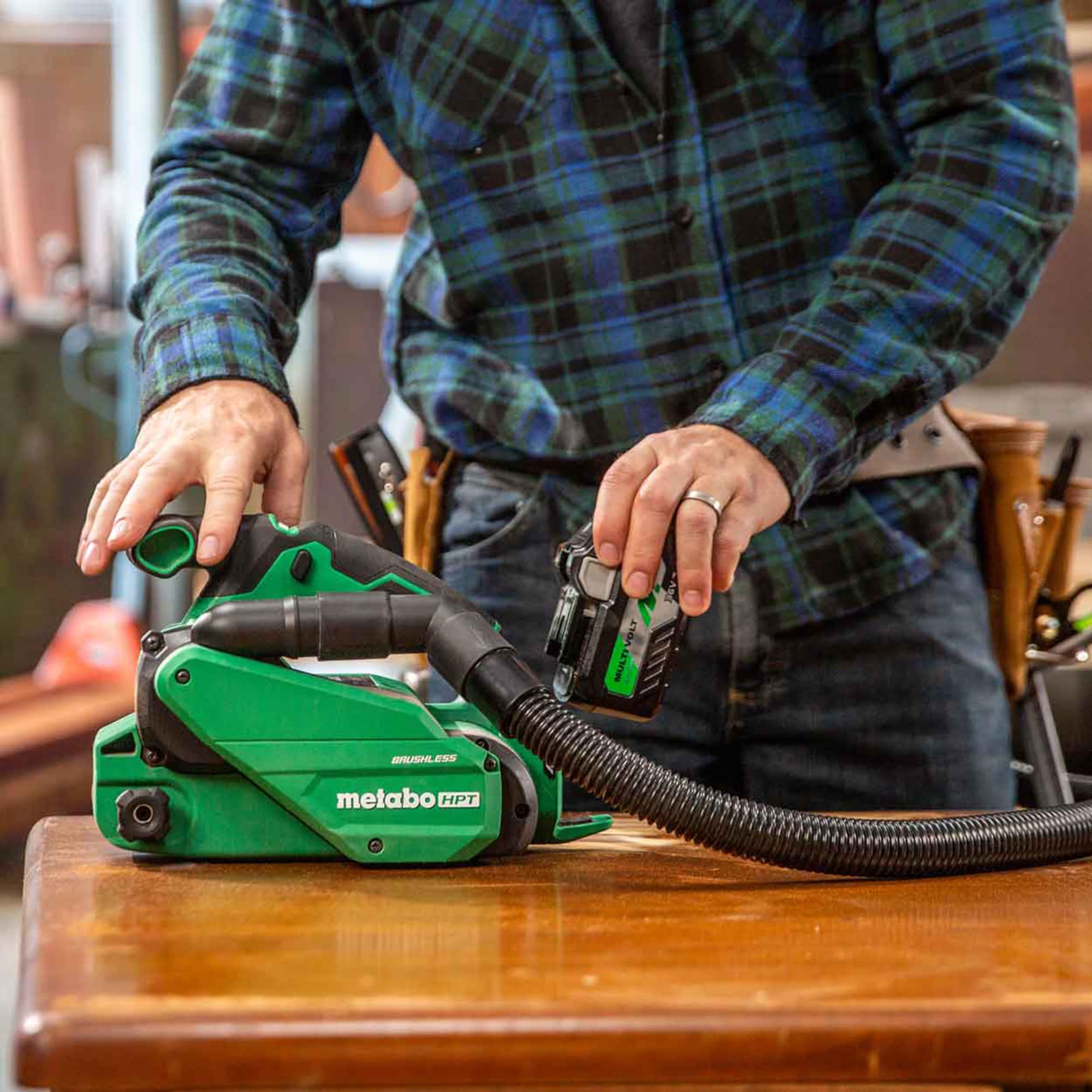 Lijadora inalámbrica con variación de velocidad y manejo de polvo Metabo HPT 36-Volt Brushless SB3608DAQ4M