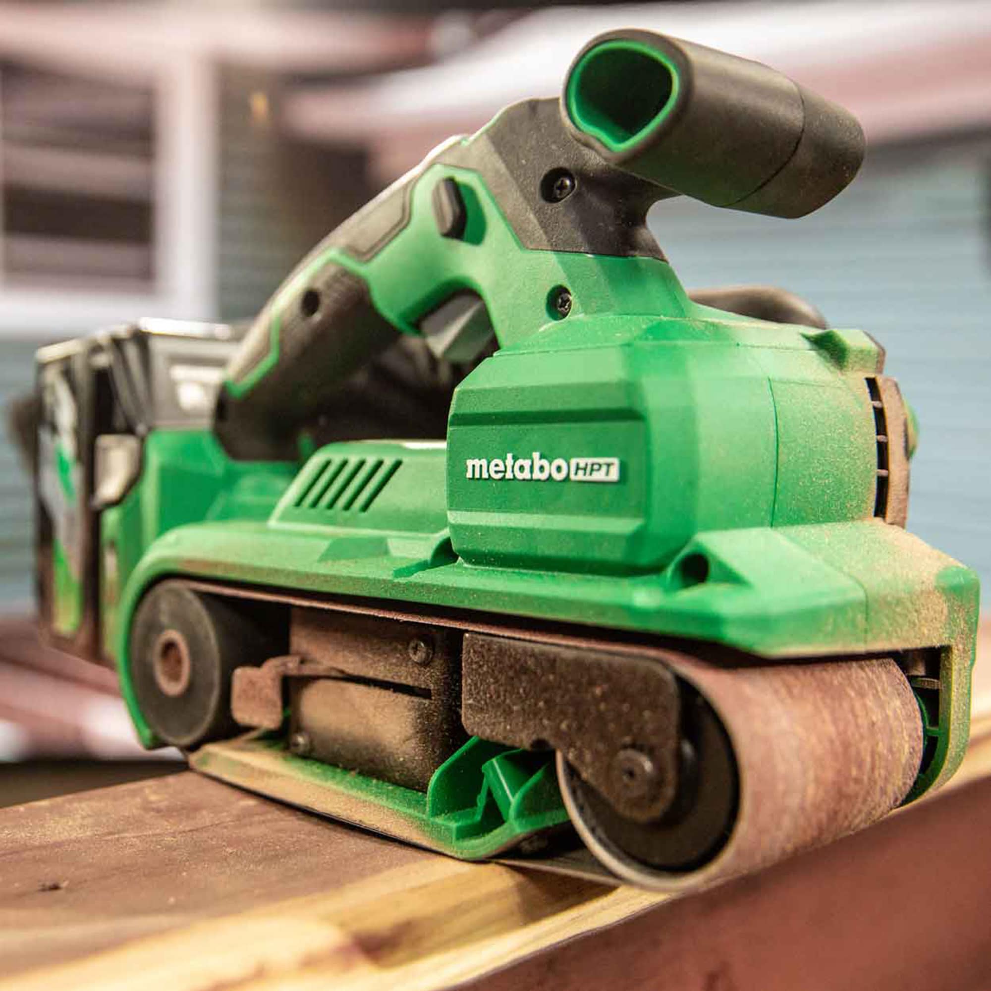 Lijadora inalámbrica con variación de velocidad y manejo de polvo Metabo HPT 36-Volt Brushless SB3608DAQ4M