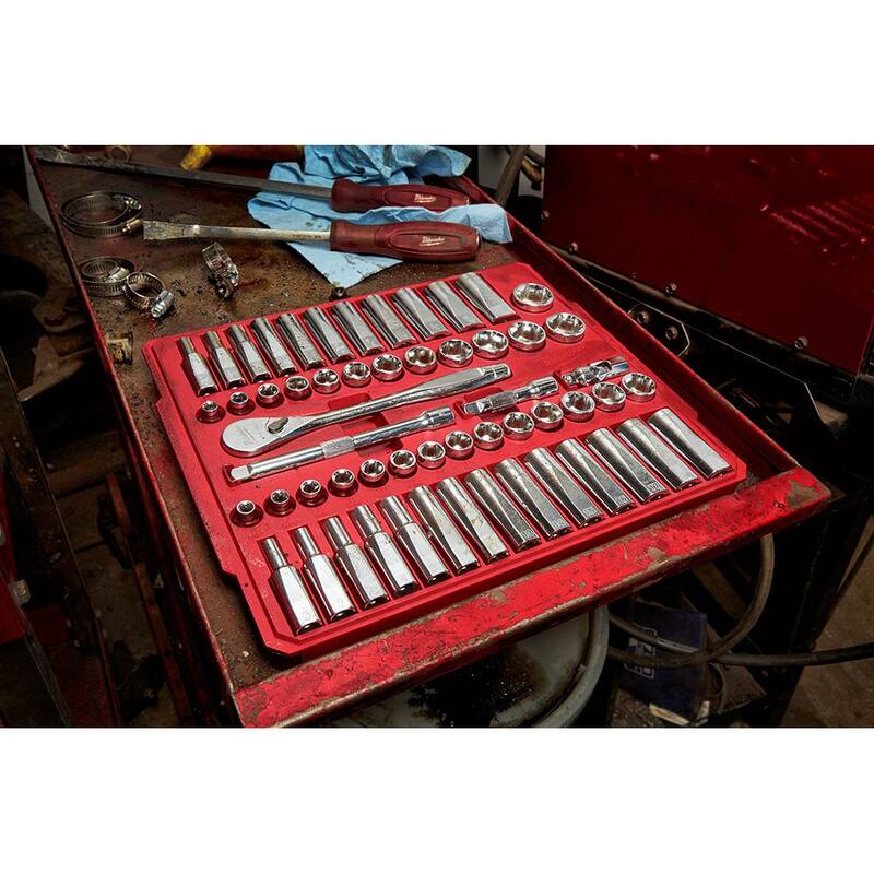 Juego de herramientas mecánicas con trinquete y vasos en unidades SAE/métricas de 3/8 de pulgada Milwaukee con trinquete corto de 5 pulgadas (57 piezas) - 48-22-9008-48-22-9036