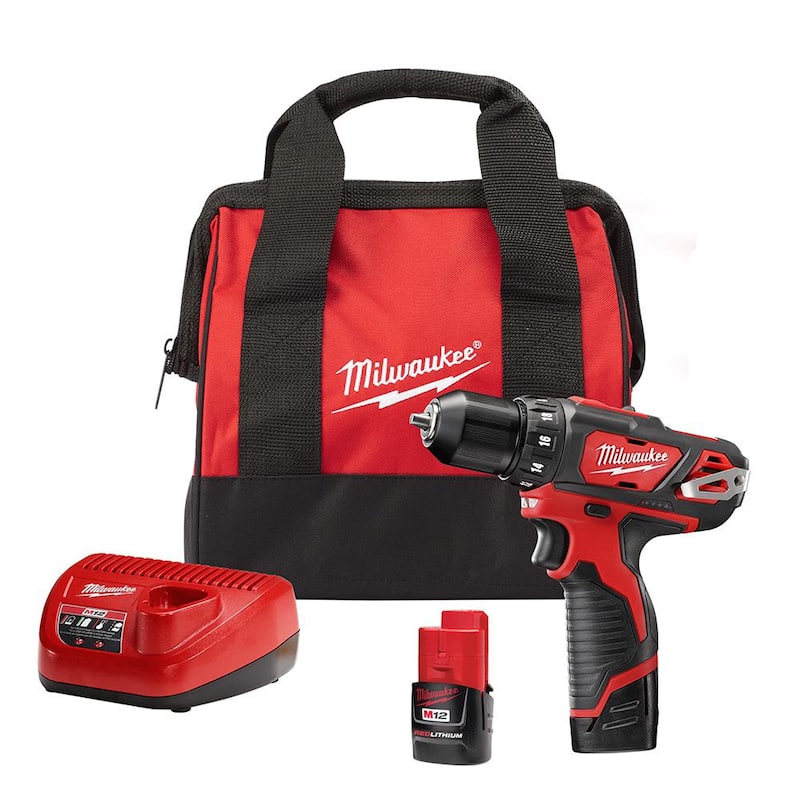 Juego de taladro/destornillador inalámbrico Milwaukee M12 12V de 3/8 pulgadas con dos baterías de 1.5 Ah, cargador y bolsa de herramientas - 2407-22