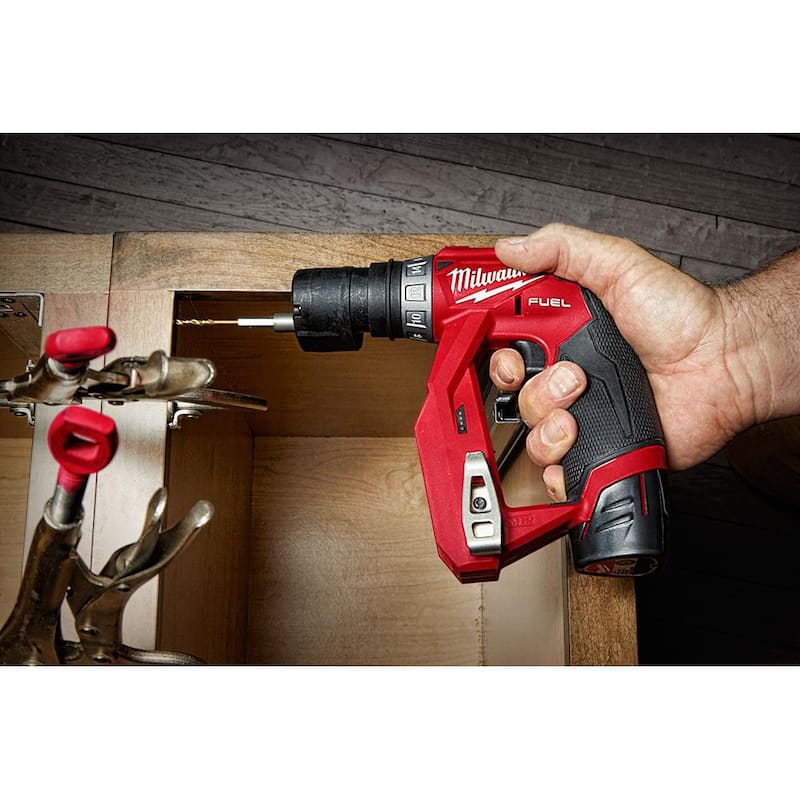 Milwaukee M12 FUEL 12V Taladro inalámbrico sin escobillas intercambiable 4 en 1 de 3/8 pulgadas con taladro angular recto - 2505-22-2415-20.