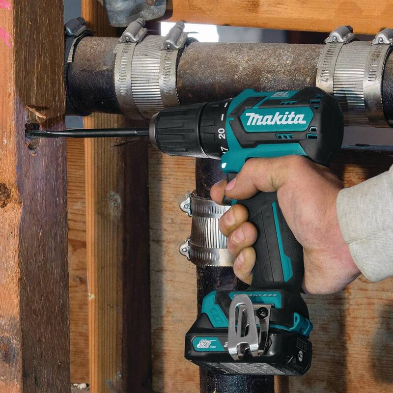 Kit de taladro inalámbrico Makita 12V max CXT de 3/8 pulgadas con tecnología de iones de litio sin escobillas, incluye (2) baterías (2.0 Ah), cargador y estuche rígido - FD07R1