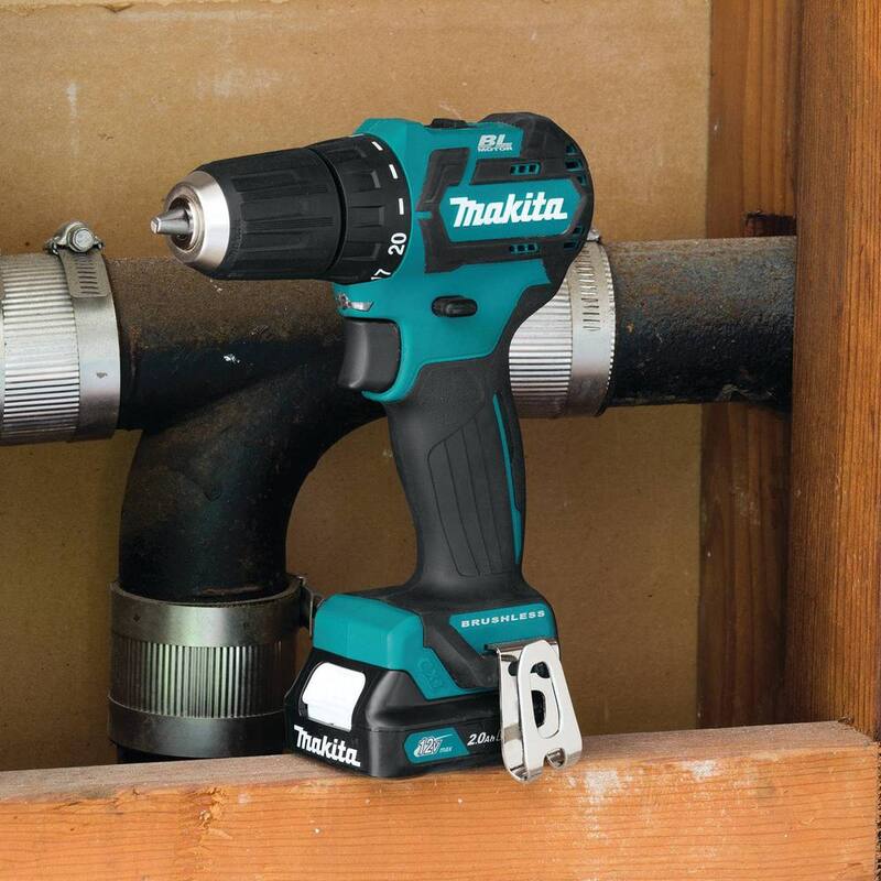 Kit de taladro inalámbrico Makita 12V max CXT de 3/8 pulgadas con tecnología de iones de litio sin escobillas, incluye (2) baterías (2.0 Ah), cargador y estuche rígido - FD07R1