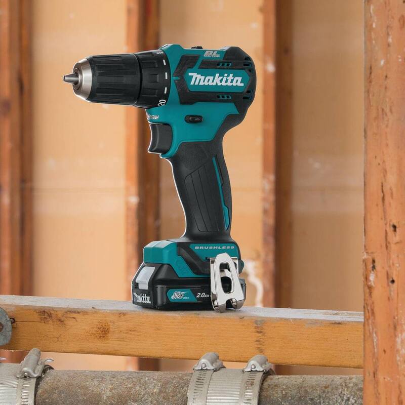 Kit de taladro inalámbrico Makita 12V max CXT de 3/8 pulgadas con tecnología de iones de litio sin escobillas, incluye (2) baterías (2.0 Ah), cargador y estuche rígido - FD07R1