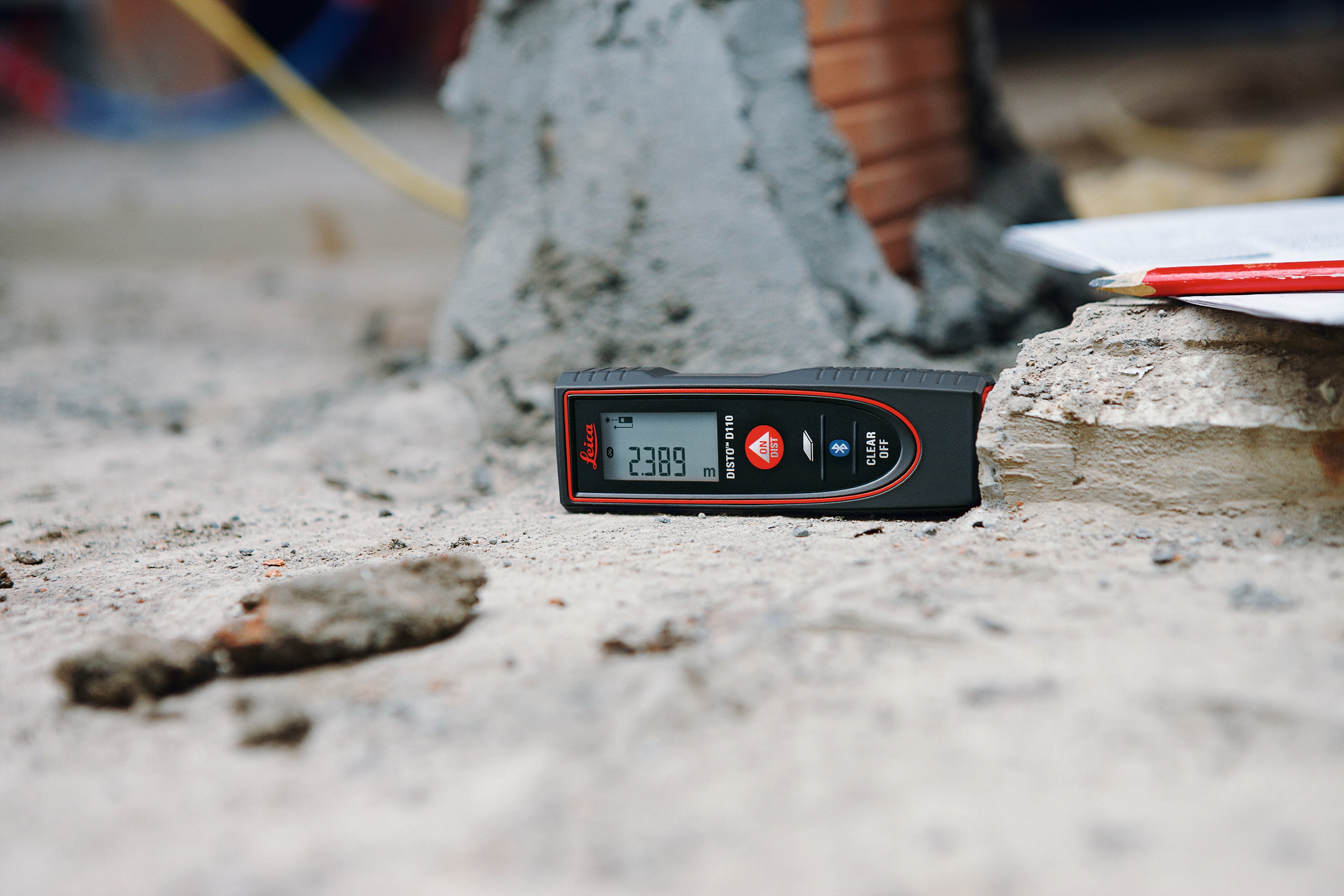 Medidor de distancia láser rojo para interiores de Leica Geosystems de 200.0 pies con pantalla retroiluminada y compatibilidad Bluetooth E7100I.