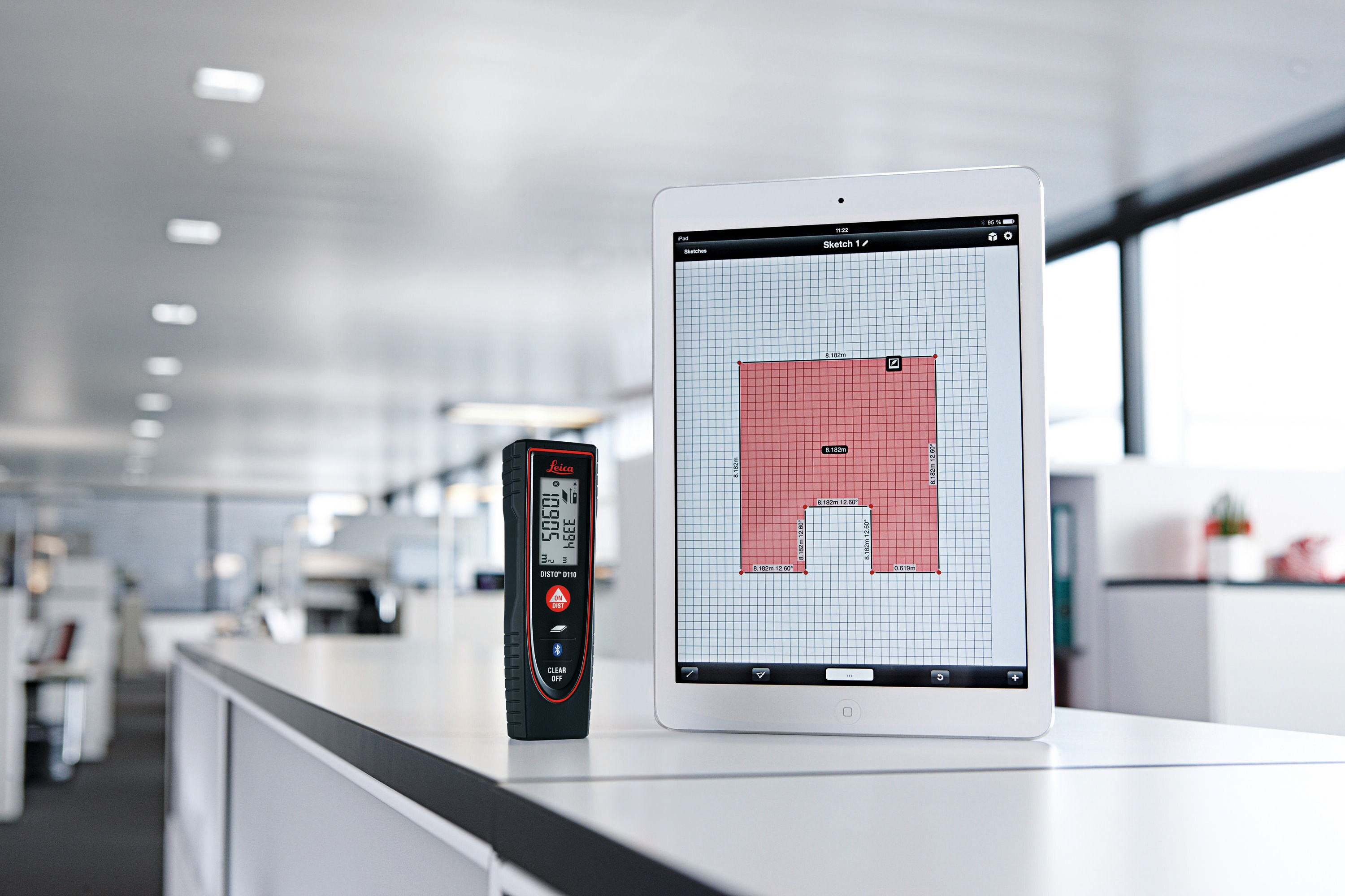 Medidor de distancia láser rojo para interiores de Leica Geosystems de 200.0 pies con pantalla retroiluminada y compatibilidad Bluetooth E7100I.