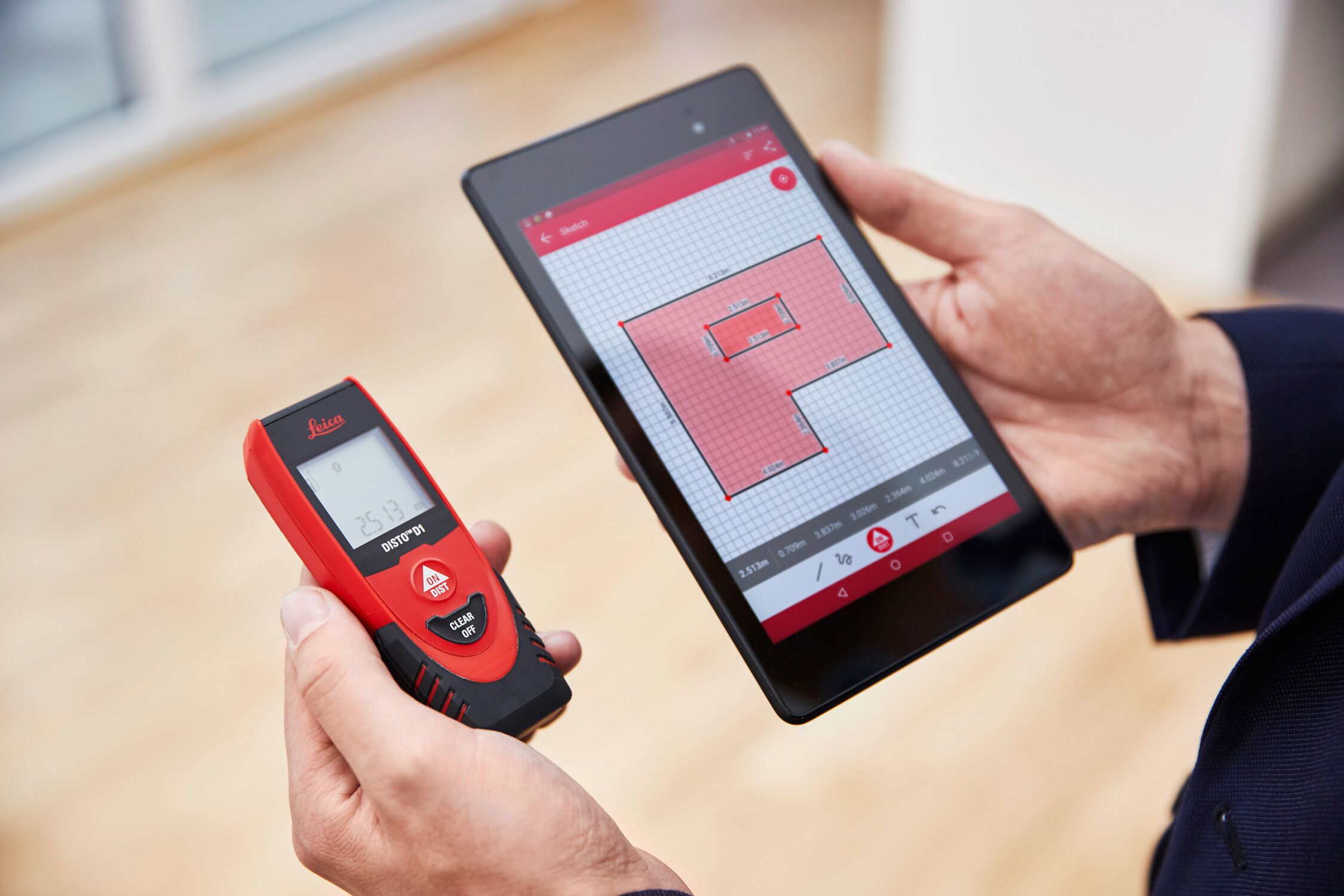 Medidor de distancia láser rojo para interiores de Leica Geosystems, con alcance de 120 pies, pantalla retroiluminada y compatibilidad con Bluetooth D1