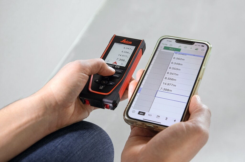 Medidor de distancia láser rojo para interiores y exteriores de Leica Geosystems con pantalla retroiluminada y compatibilidad con Bluetooth D5 PRO-KIT de 650 pies