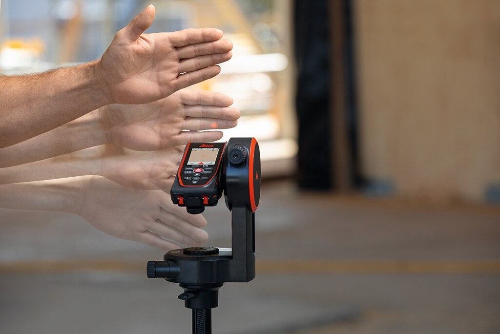 Medidor de distancia láser rojo para interiores y exteriores de Leica Geosystems con pantalla retroiluminada y compatibilidad con Bluetooth D5 PRO-KIT de 650 pies