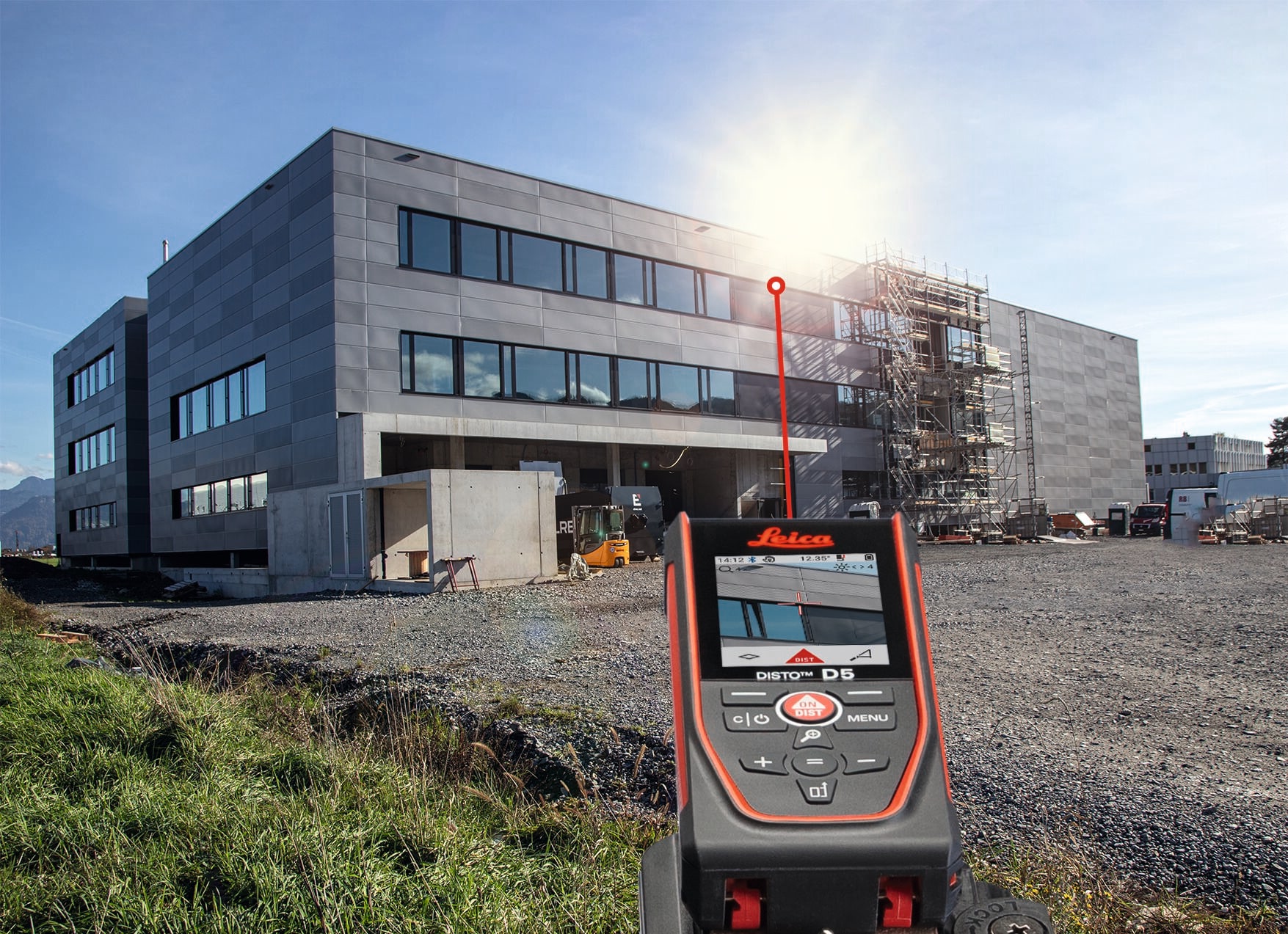 Medidor de distancia láser rojo para interiores y exteriores de Leica Geosystems con pantalla retroiluminada y compatibilidad con Bluetooth D5 PRO-KIT de 650 pies