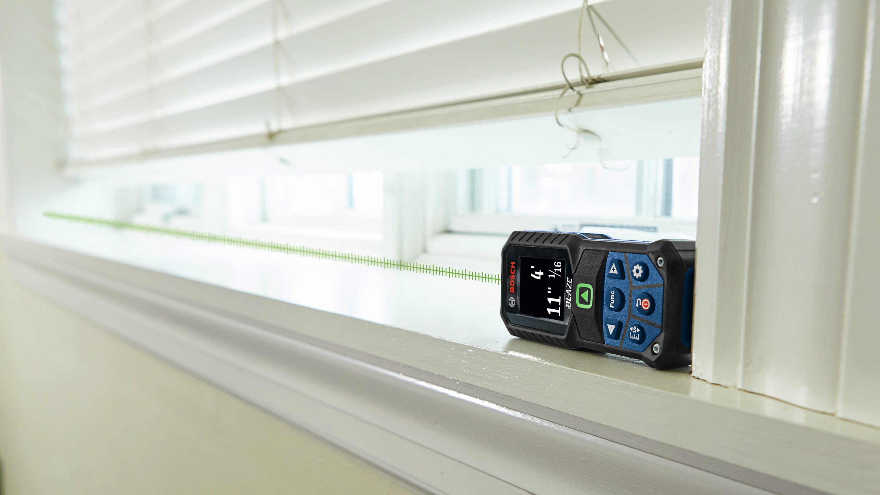 Medidor de distancia láser Bosch Blaze GLM165-27CGL de 165 pies para interiores con pantalla retroiluminada y compatibilidad Bluetooth GLM165-27CGL en verde.
