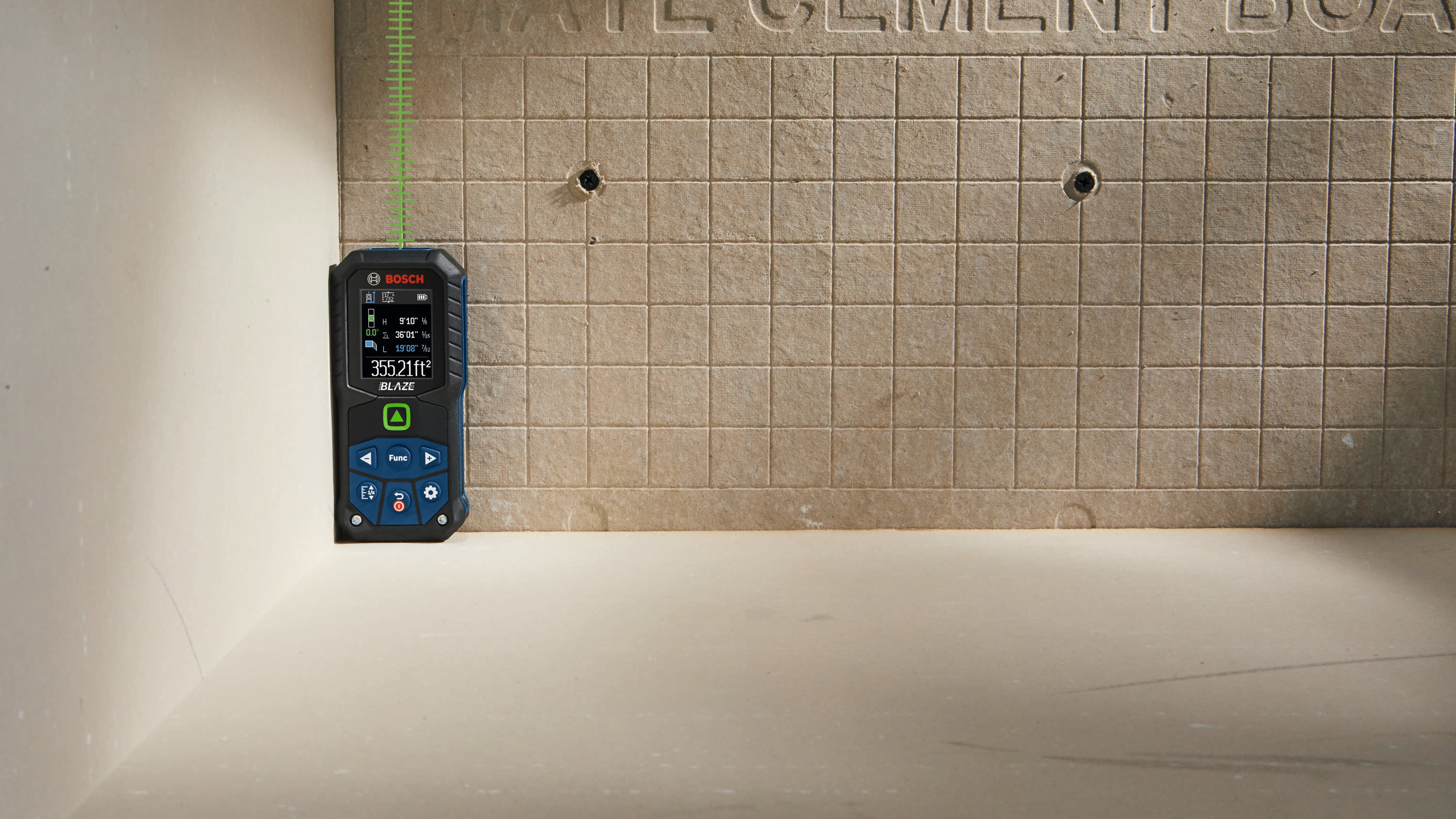 Medidor de distancia láser Bosch Blaze GLM165-27CGL de 165 pies para interiores con pantalla retroiluminada y compatibilidad Bluetooth GLM165-27CGL en verde.