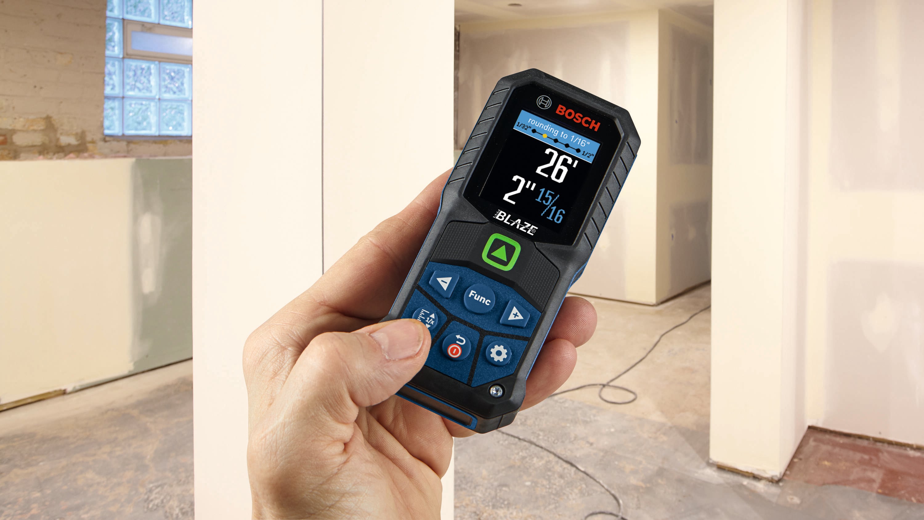 Medidor de distancia láser Bosch Blaze GLM165-27CGL de 165 pies para interiores con pantalla retroiluminada y compatibilidad Bluetooth GLM165-27CGL en verde.