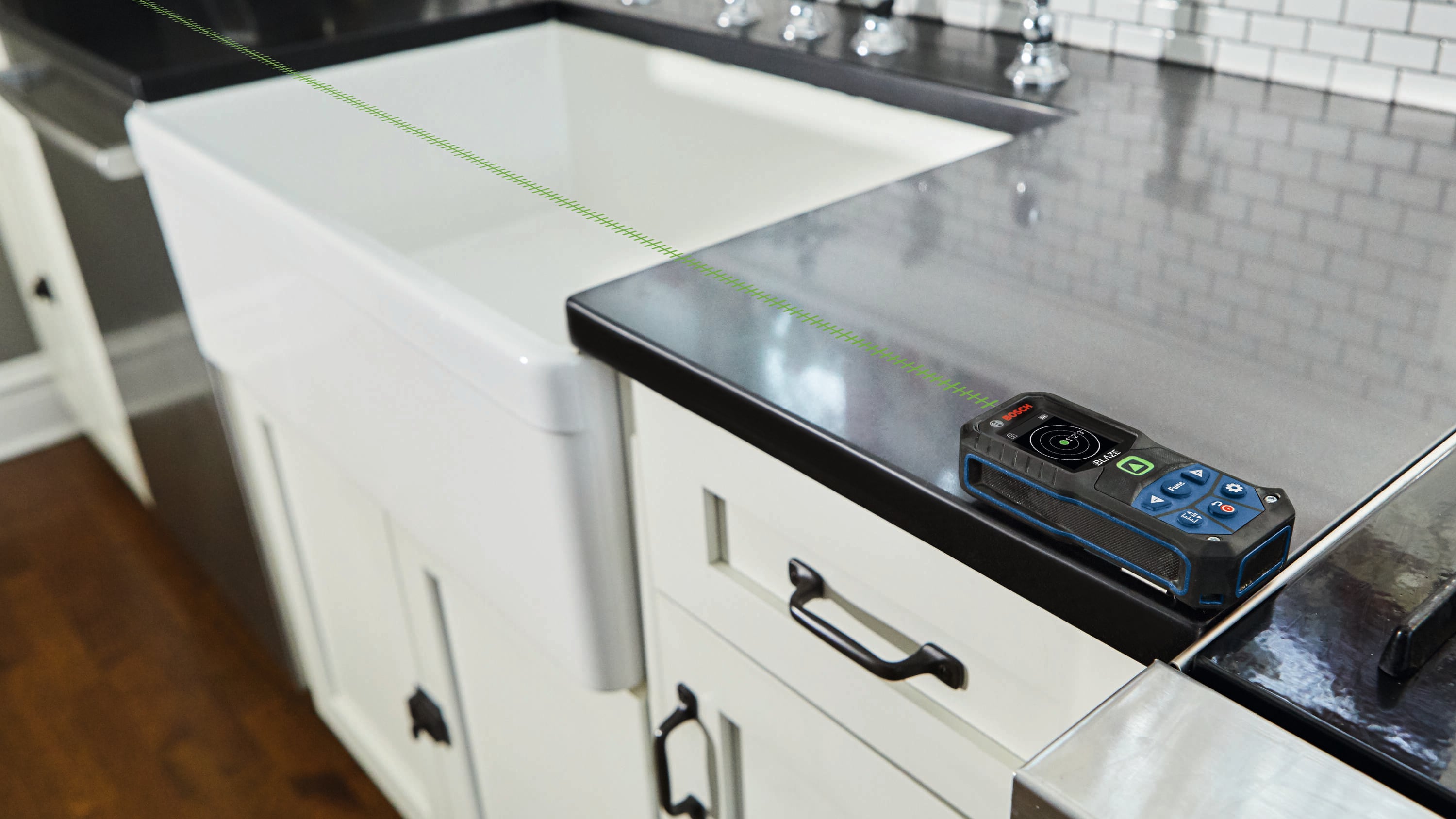 Medidor de distancia láser Bosch Blaze GLM165-27CGL de 165 pies para interiores con pantalla retroiluminada y compatibilidad Bluetooth GLM165-27CGL en verde.