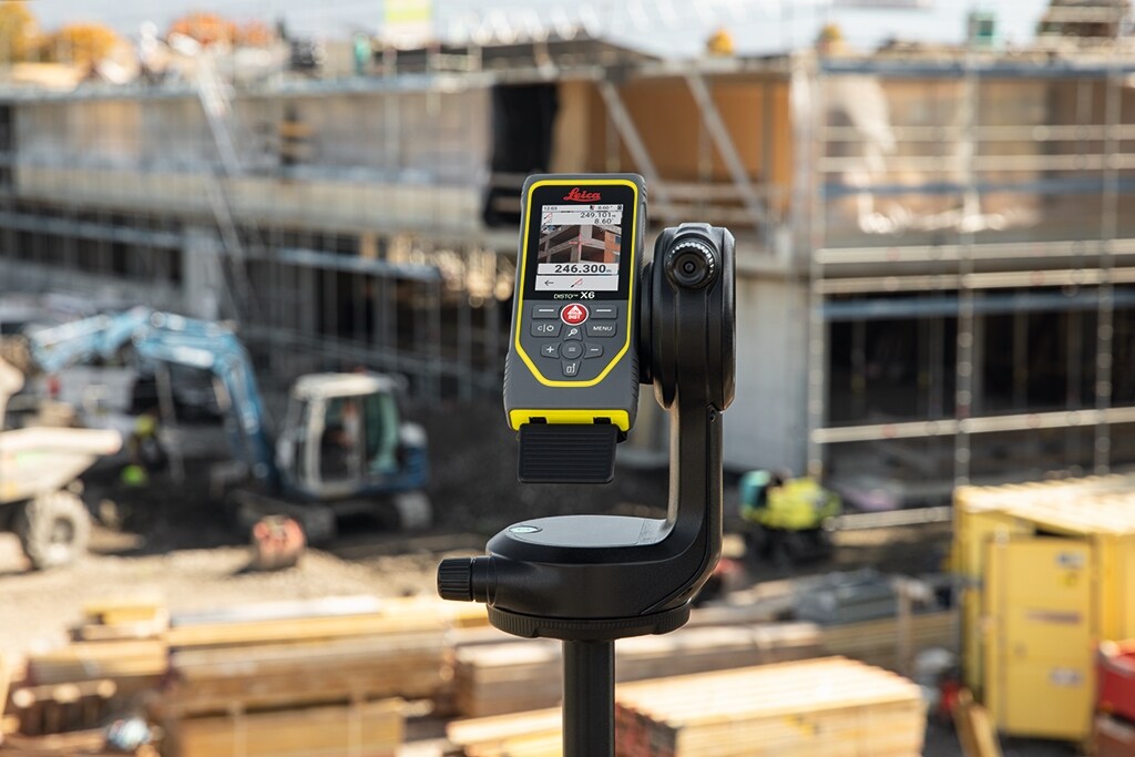 Medidor de distancia láser rojo para interiores y exteriores de Leica Geosystems de 800 pies con pantalla retroiluminada y compatibilidad con Bluetooth X6 PRO-KIT