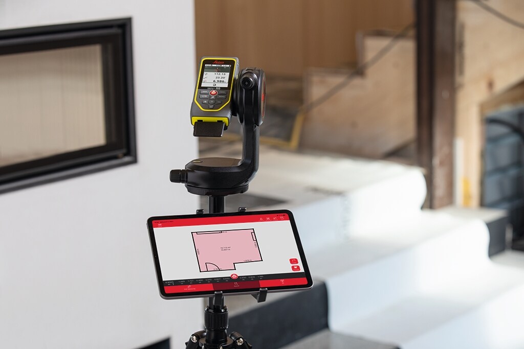 Medidor de distancia láser rojo para interiores y exteriores de Leica Geosystems de 800 pies con pantalla retroiluminada y compatibilidad con Bluetooth X6 PRO-KIT