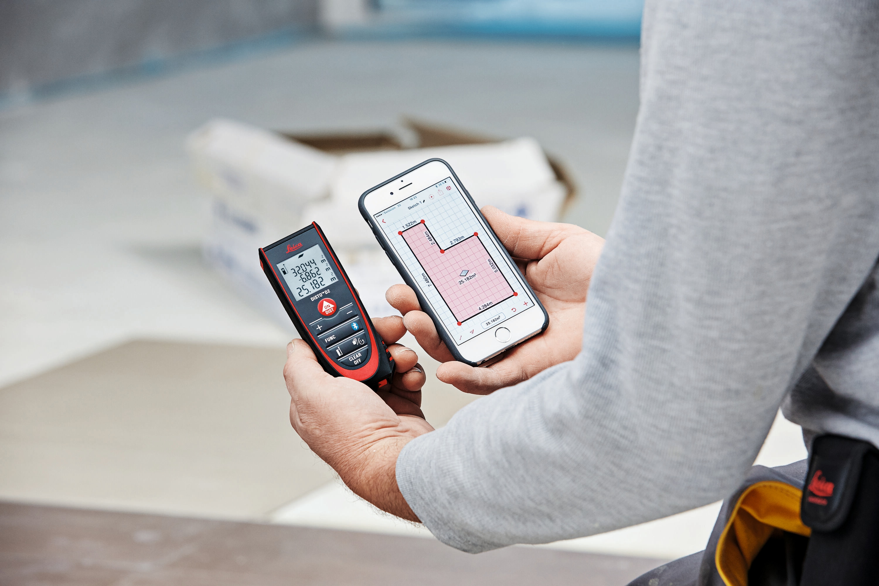 Medidor de distancia láser rojo para interiores Leica de 330 pies con pantalla retroiluminada y compatibilidad Bluetooth