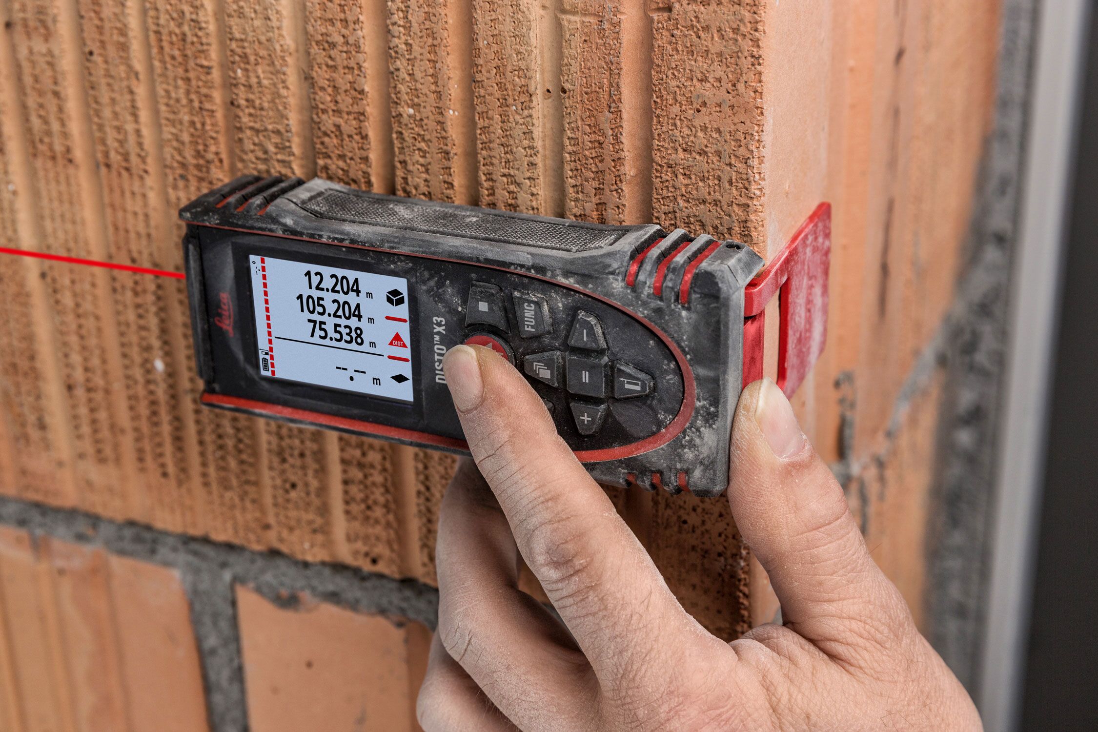 Medidor de distancia láser rojo para interiores de Leica Geosystems de 500 pies con pantalla retroiluminada y compatibilidad con Bluetooth X3