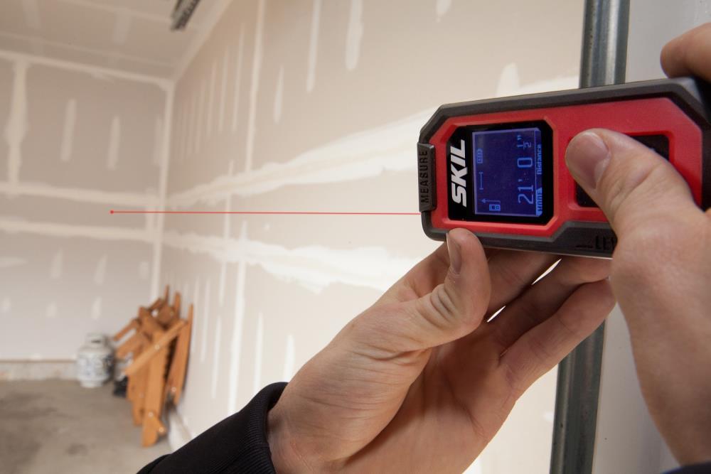 SKIL 100-Pies Para Interiores con Pantalla Iluminada ME981901