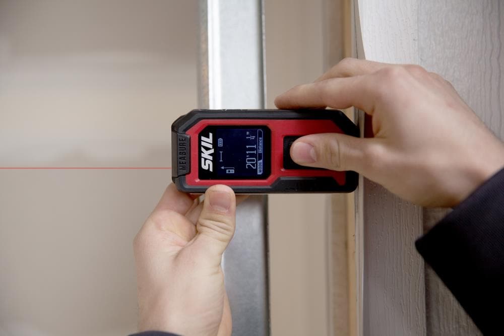 SKIL 100-Pies Para Interiores con Pantalla Iluminada ME981901