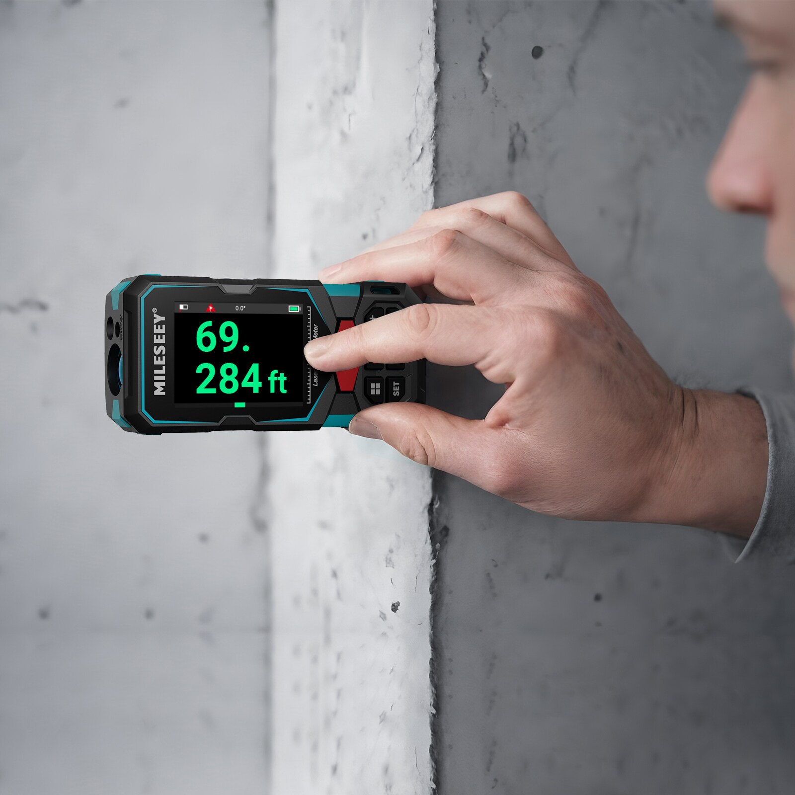 Medidor de distancia láser rojo S20(S7) de MILESEEY con localizador digital, sensor de inclinación, conectividad de aplicaciones, pantalla retroiluminada y compatibilidad con Bluetooth para uso en interiores y exteriores hasta 330 pies.