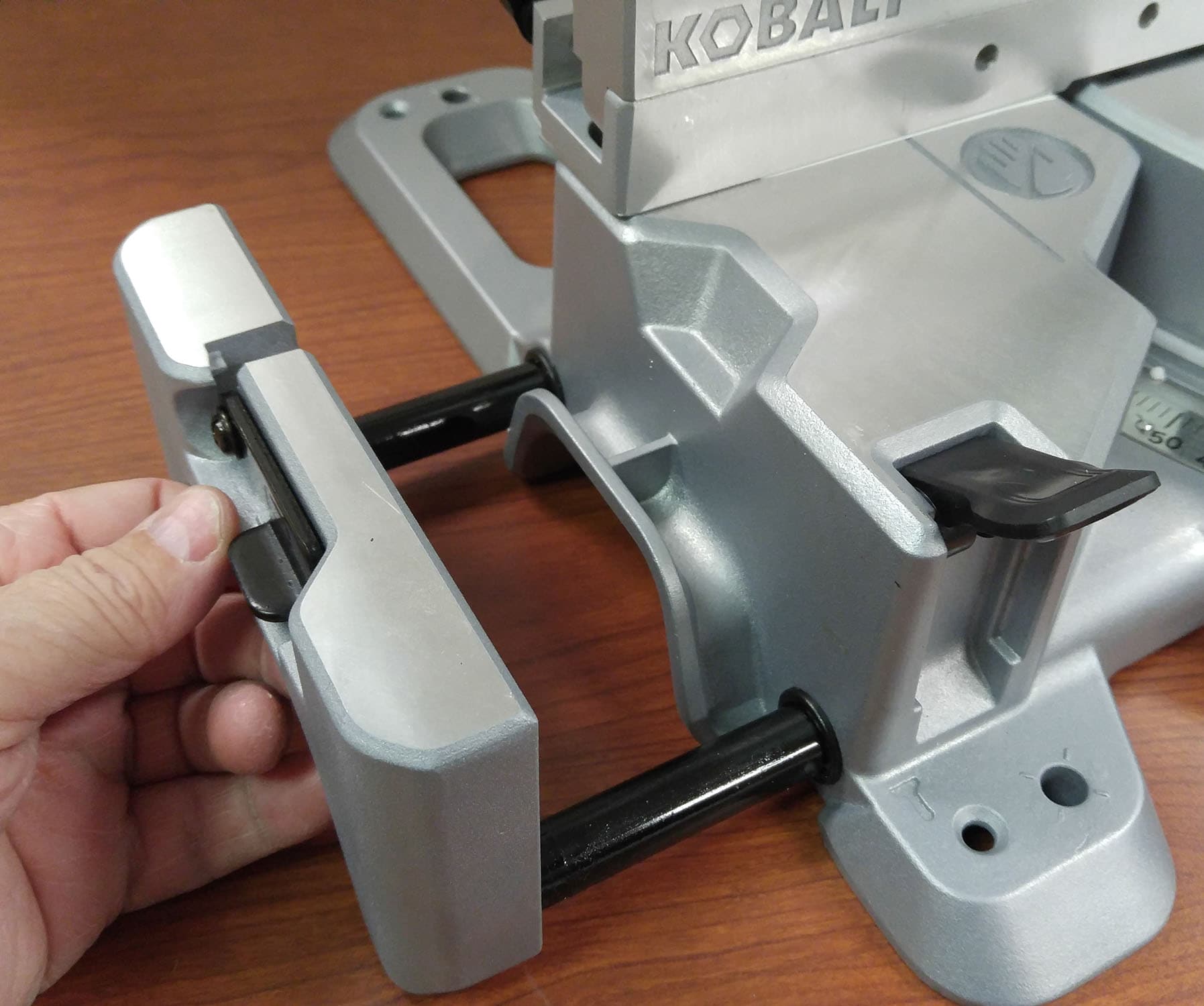 Sierra ingletadora compuesta deslizante de doble bisel compacta Kobalt Compact 12-in de 15 amperios SM3018LW