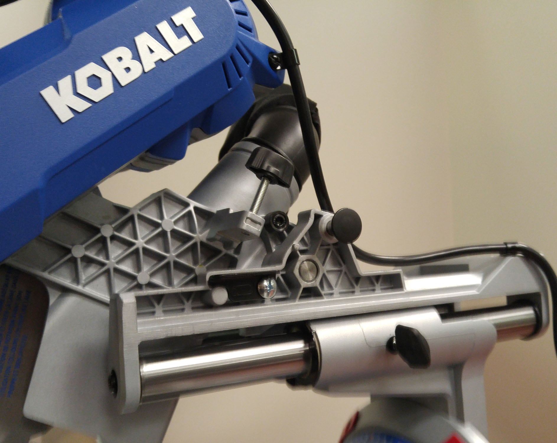 Sierra ingletadora compuesta deslizante de doble bisel compacta Kobalt Compact 12-in de 15 amperios SM3018LW