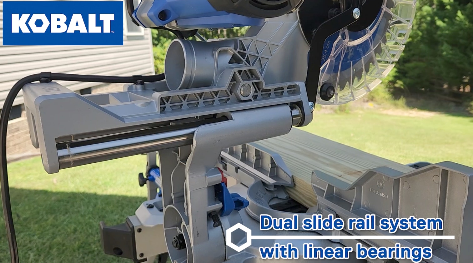 Sierra ingletadora compuesta deslizante de 10 pulgadas y doble bisel con cable de 15 amperios y diseño compacto Kobalt SM2518LW