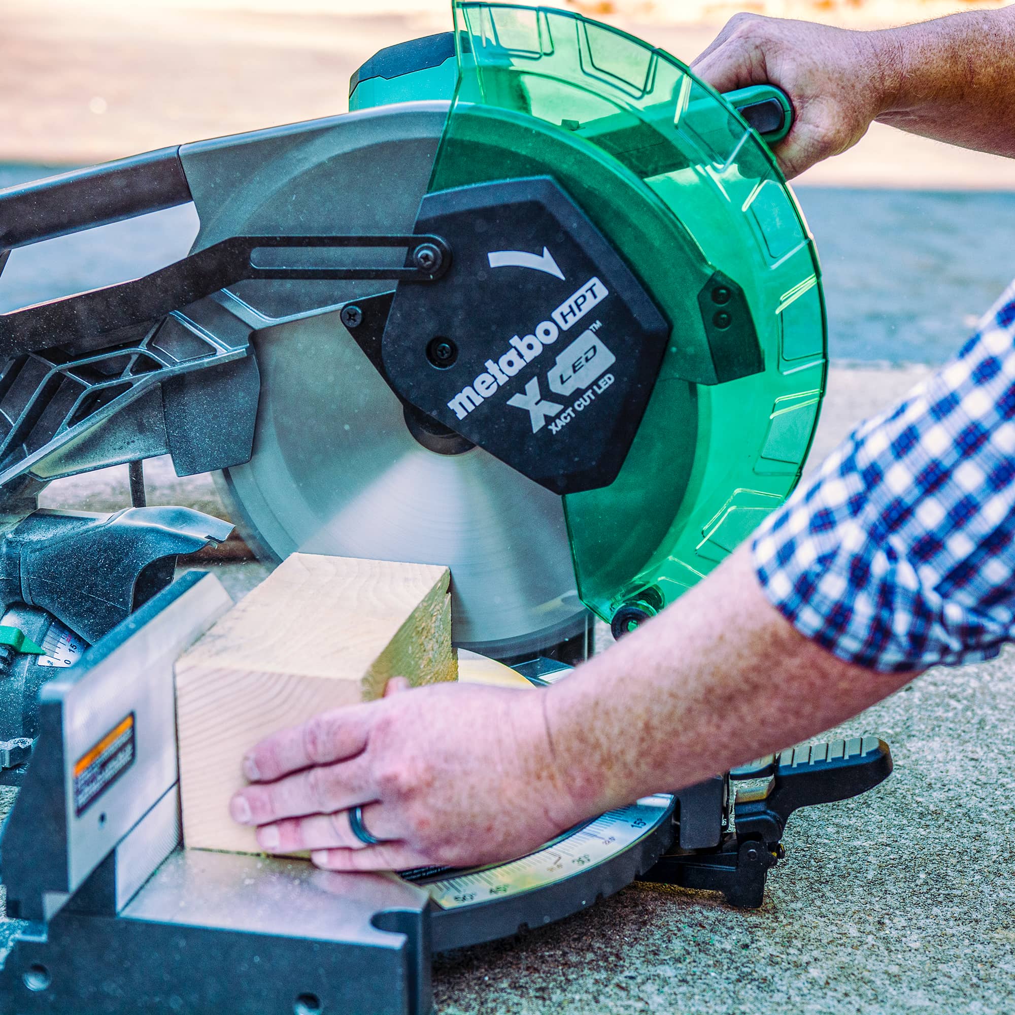Sierra ingletadora compuesta con bisel doble de 15 pulgadas Metabo HPT C12FDHBM