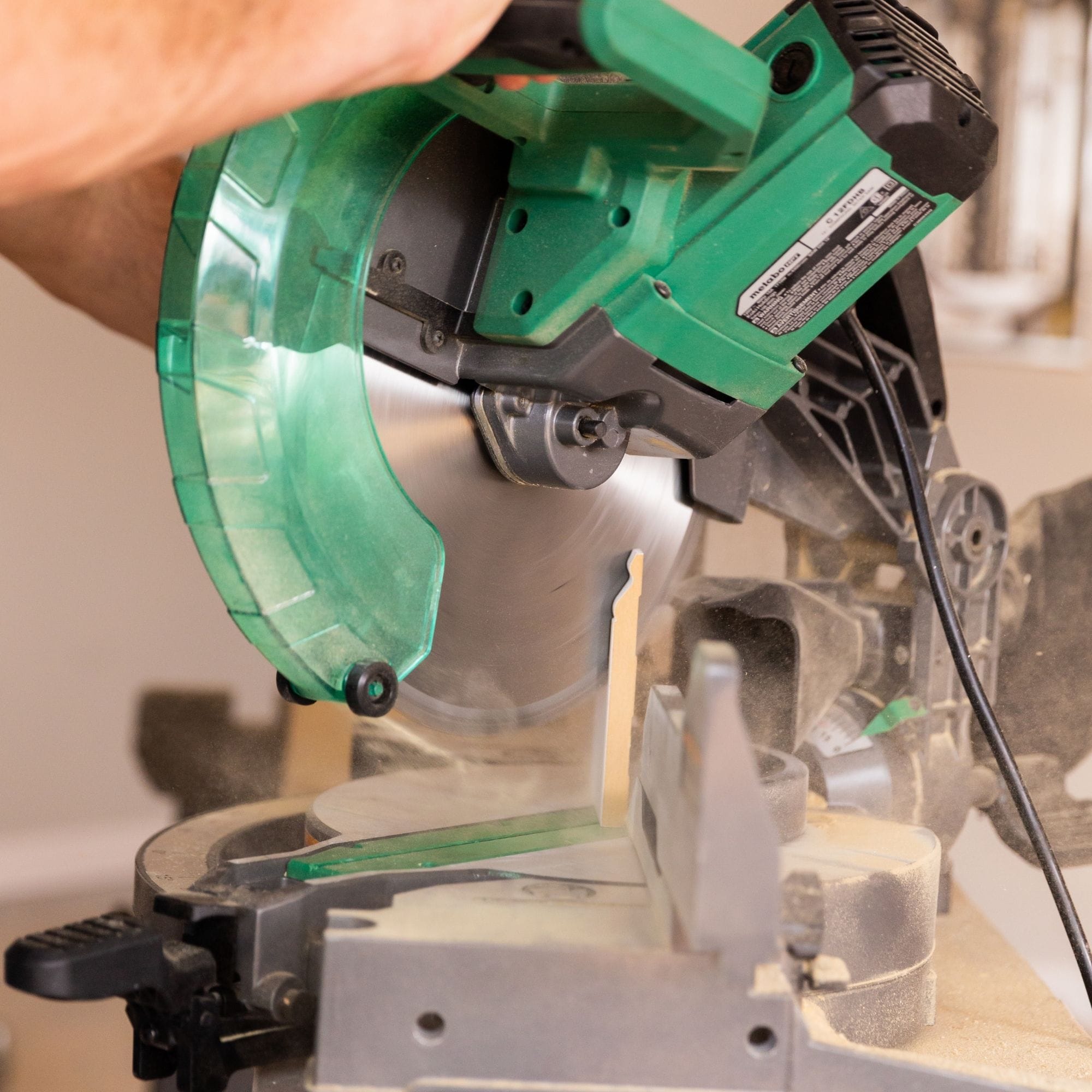 Sierra ingletadora compuesta con bisel doble de 15 pulgadas Metabo HPT C12FDHBM