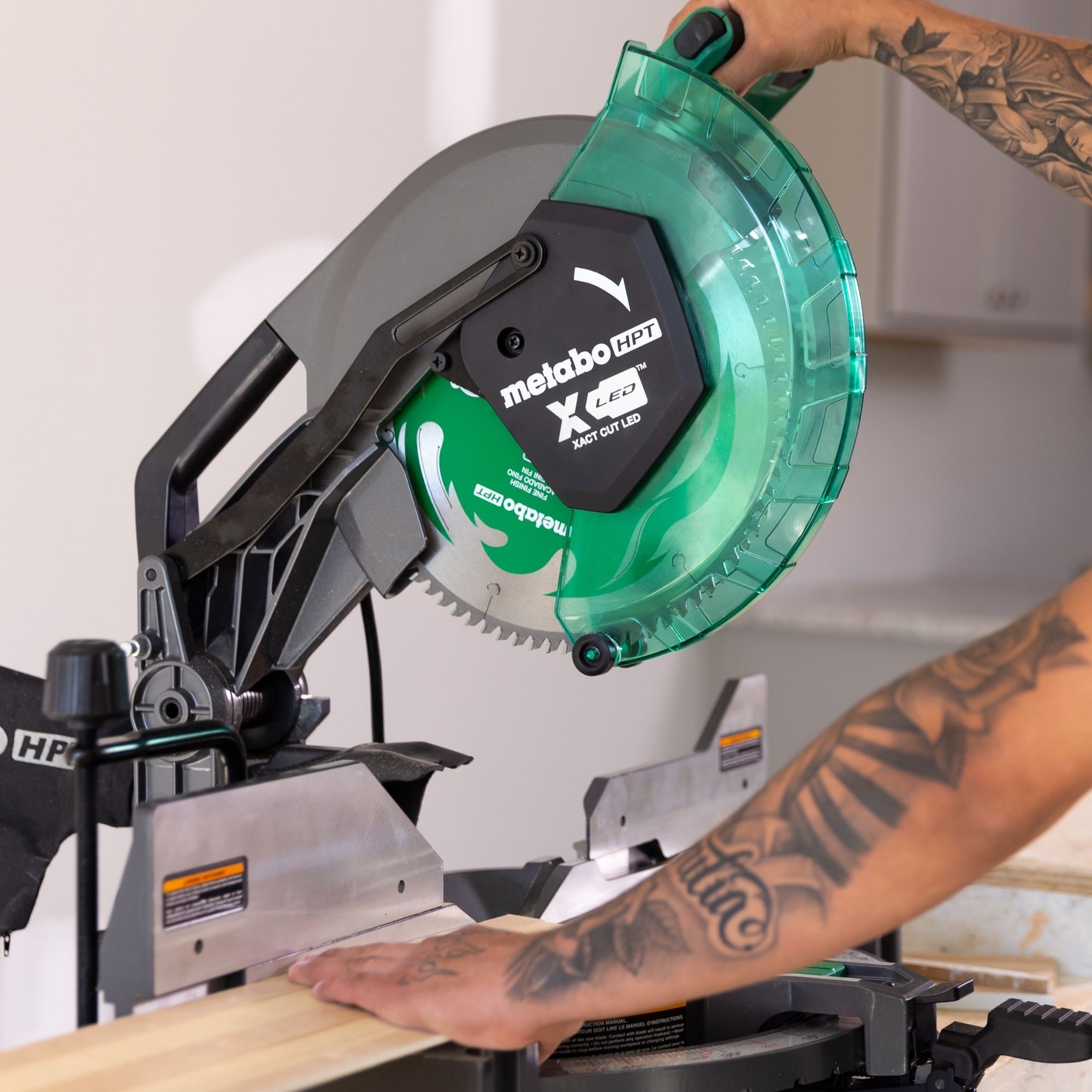 Sierra ingletadora compuesta con bisel doble de 15 pulgadas Metabo HPT C12FDHBM