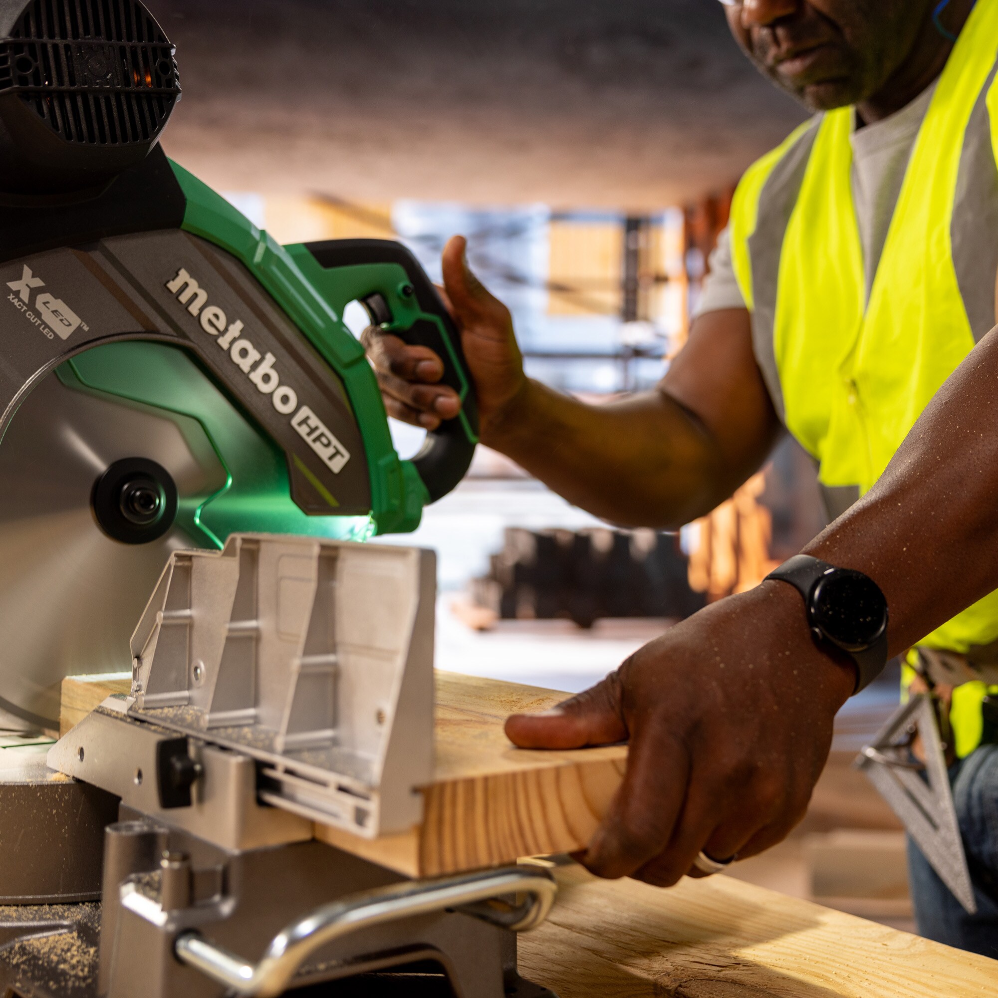 Sierra ingletadora compuesta deslizante de bisel dual con cable de 12 pulgadas y 15 amperes Metabo HPT C12RSH3M