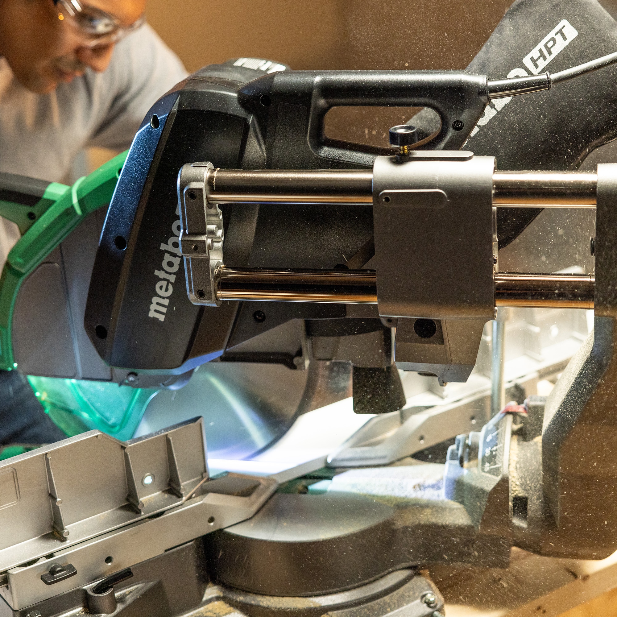 Sierra ingletadora compuesta deslizante de bisel dual con cable de 12 pulgadas y 15 amperes Metabo HPT C12RSH3M