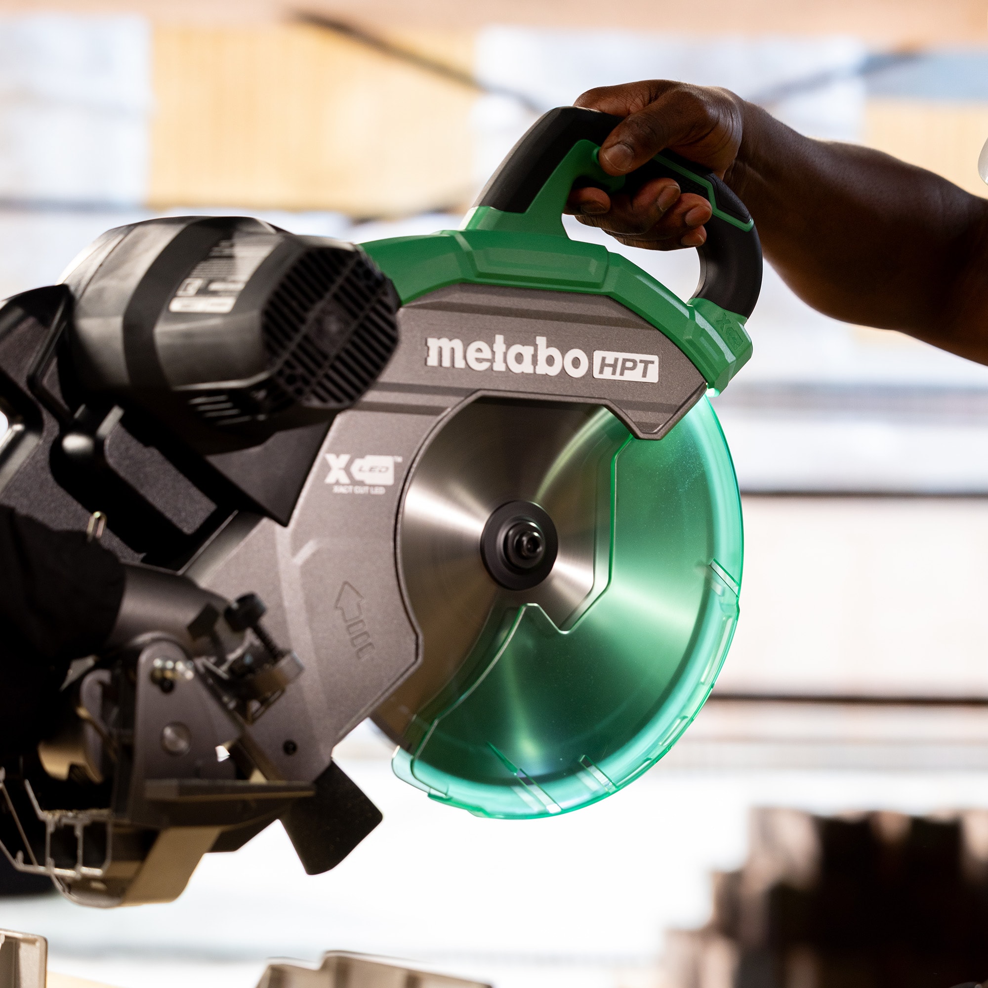 Sierra ingletadora compuesta deslizante de bisel dual con cable de 12 pulgadas y 15 amperes Metabo HPT C12RSH3M