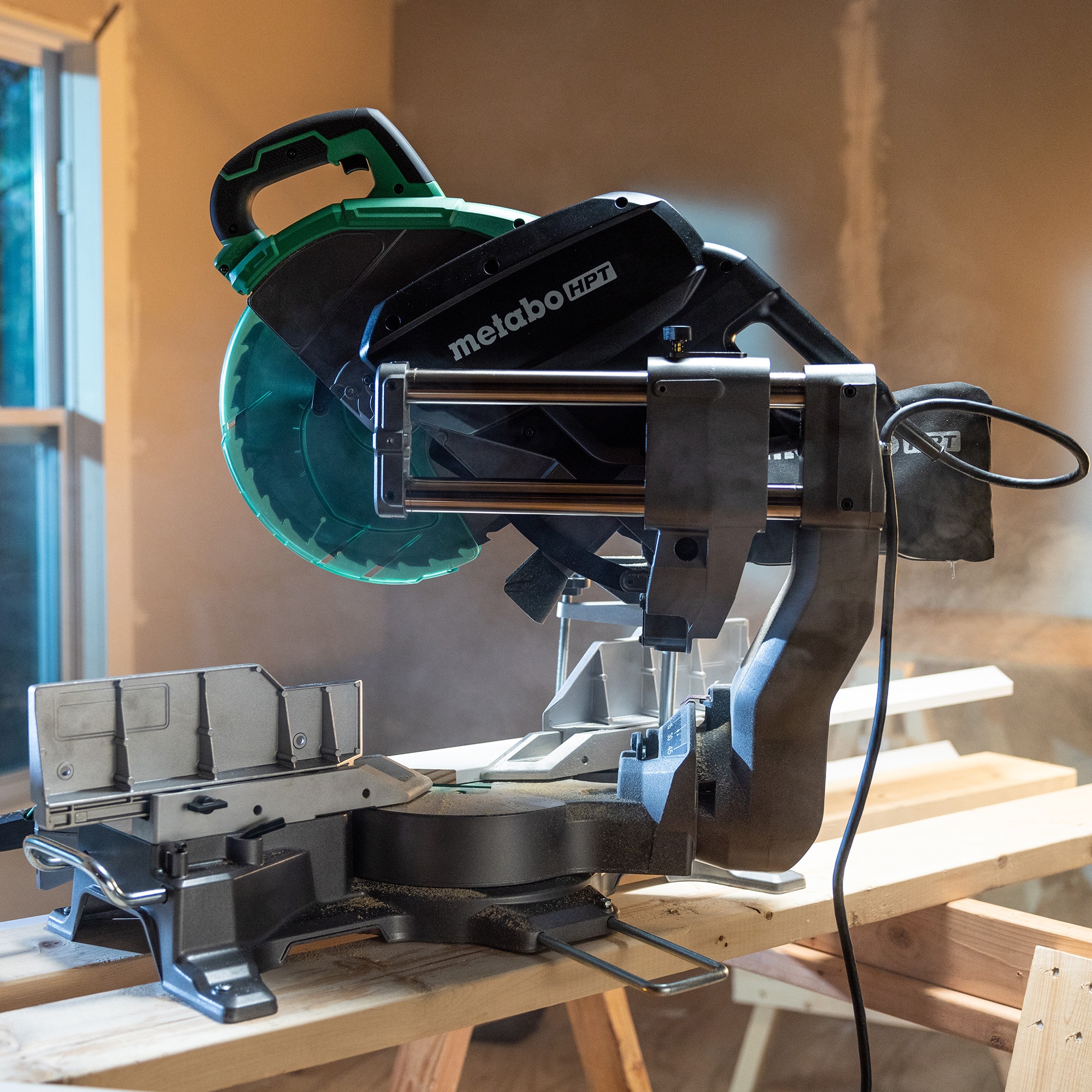 Sierra ingletadora compuesta deslizante de bisel dual con cable de 12 pulgadas y 15 amperes Metabo HPT C12RSH3M