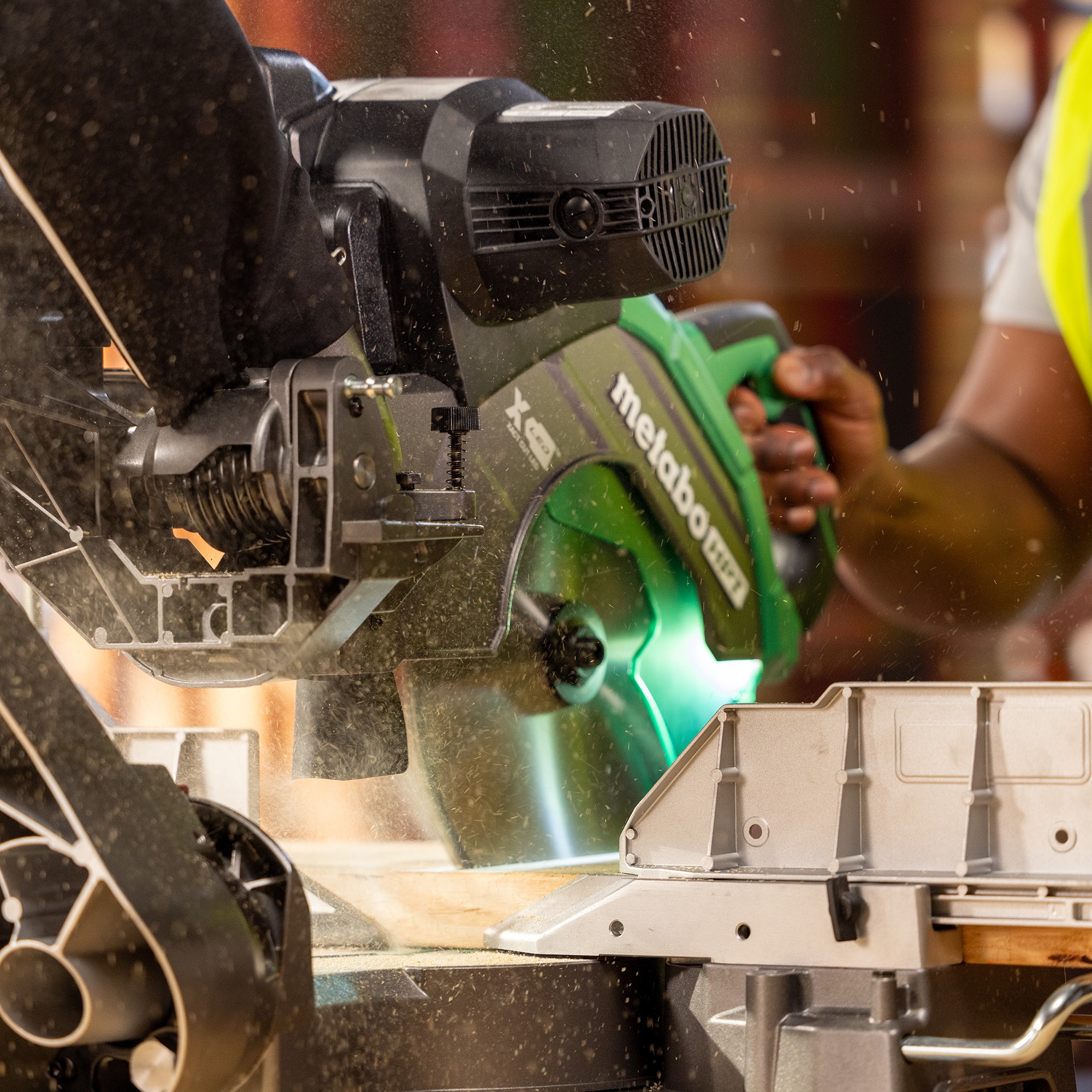 Sierra ingletadora compuesta deslizante de bisel dual con cable de 12 pulgadas y 15 amperes Metabo HPT C12RSH3M
