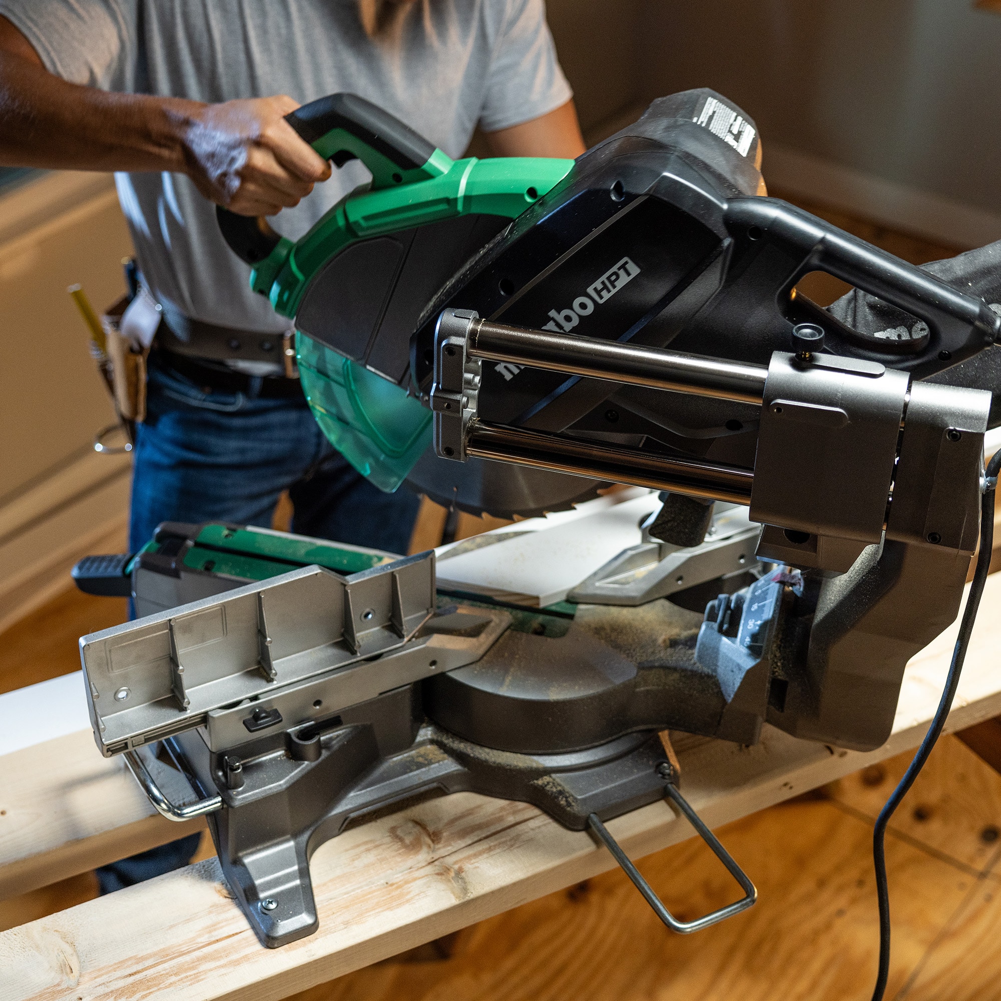 Sierra ingletadora compuesta deslizante de bisel dual con cable de 12 pulgadas y 15 amperes Metabo HPT C12RSH3M