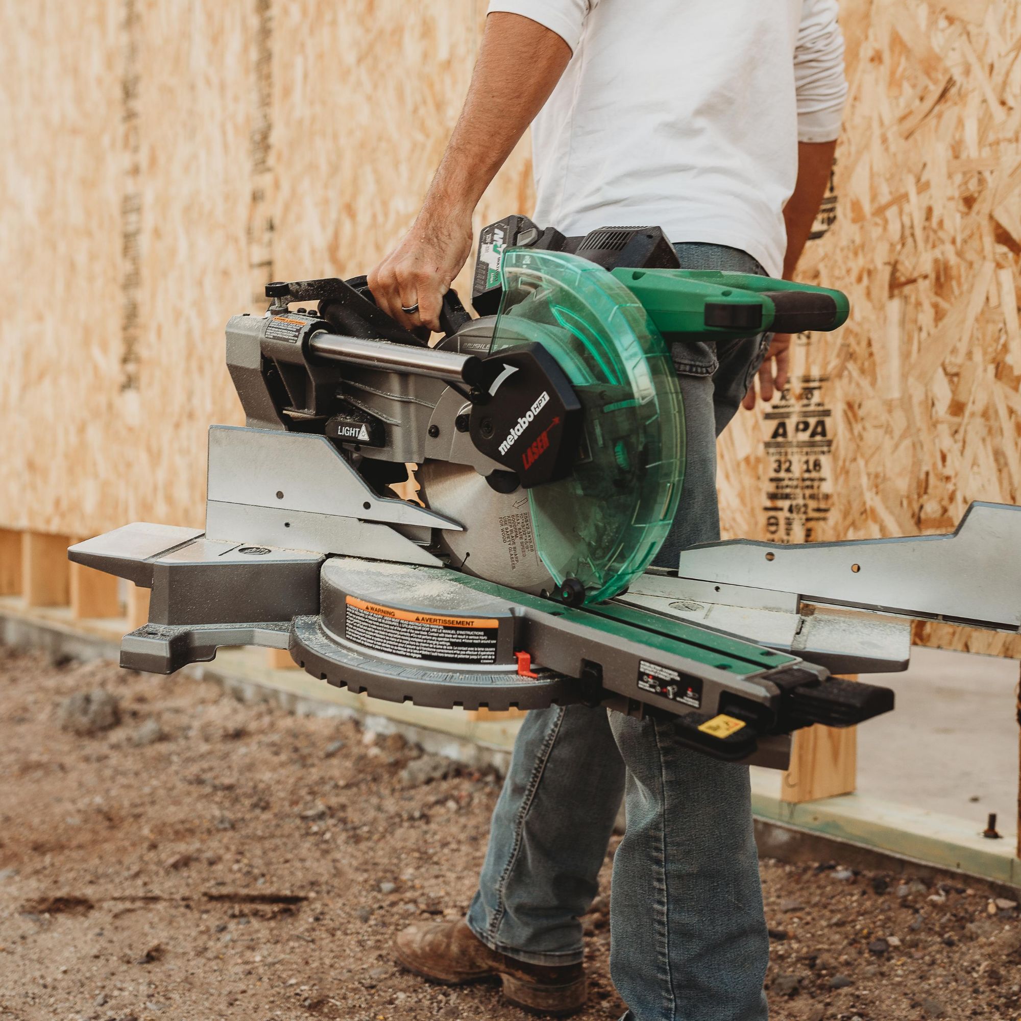 Sierra ingletadora compuesta deslizante híbrida de doble bisel de 36 voltios con guía láser (batería incluida) MultiVolt Metabo HPT 10 pulgadas C3610DRAQAM.
