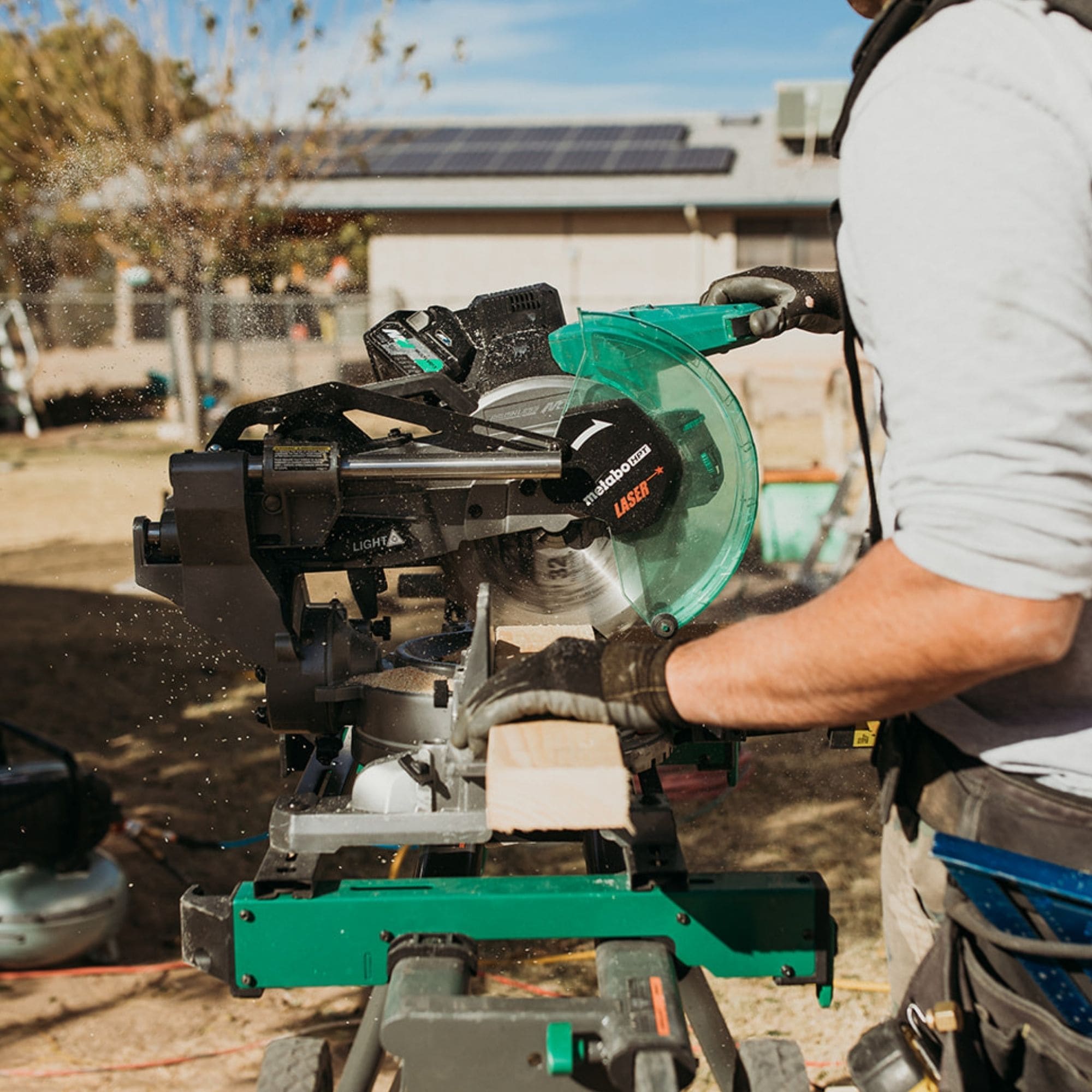 Sierra ingletadora compuesta deslizante híbrida de doble bisel de 36 voltios con guía láser (batería incluida) MultiVolt Metabo HPT 10 pulgadas C3610DRAQAM.