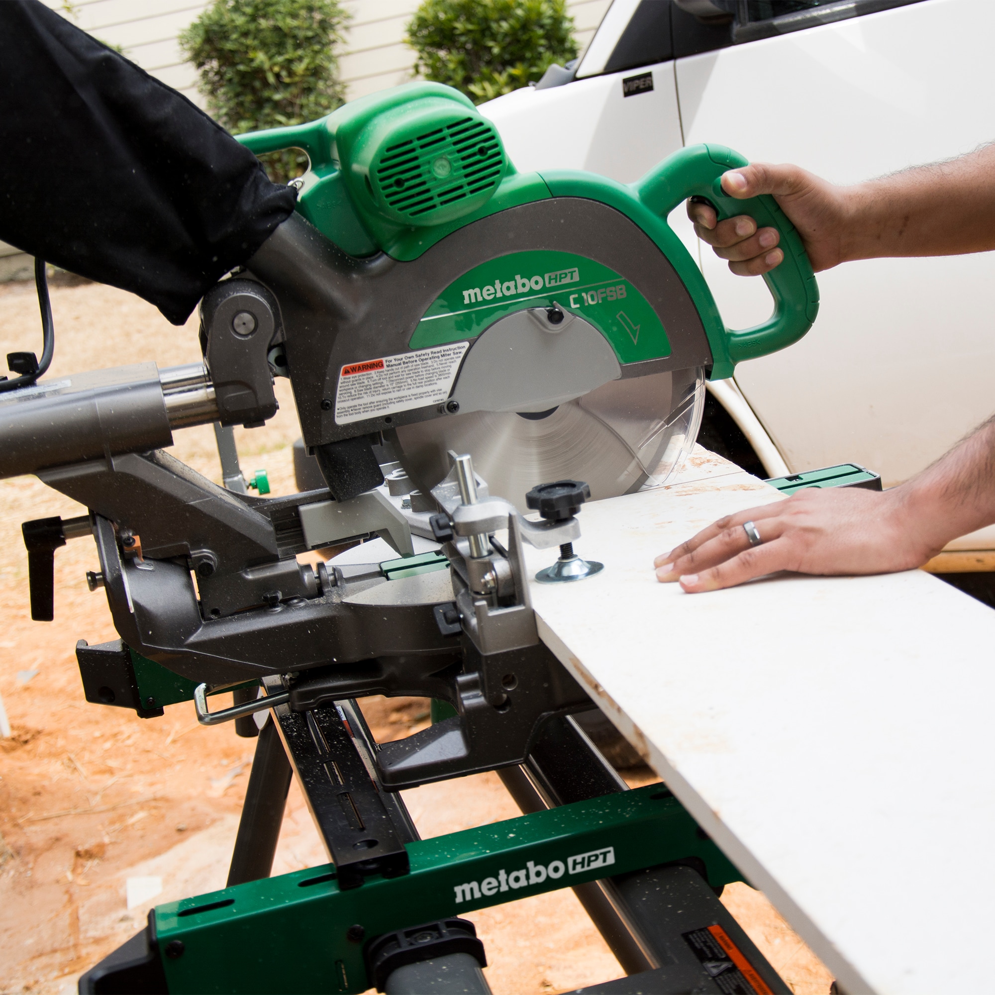 Sierra ingletadora compuesta deslizante de doble bisel de 10 pulgadas con cable Metabo HPT C10FSBSM