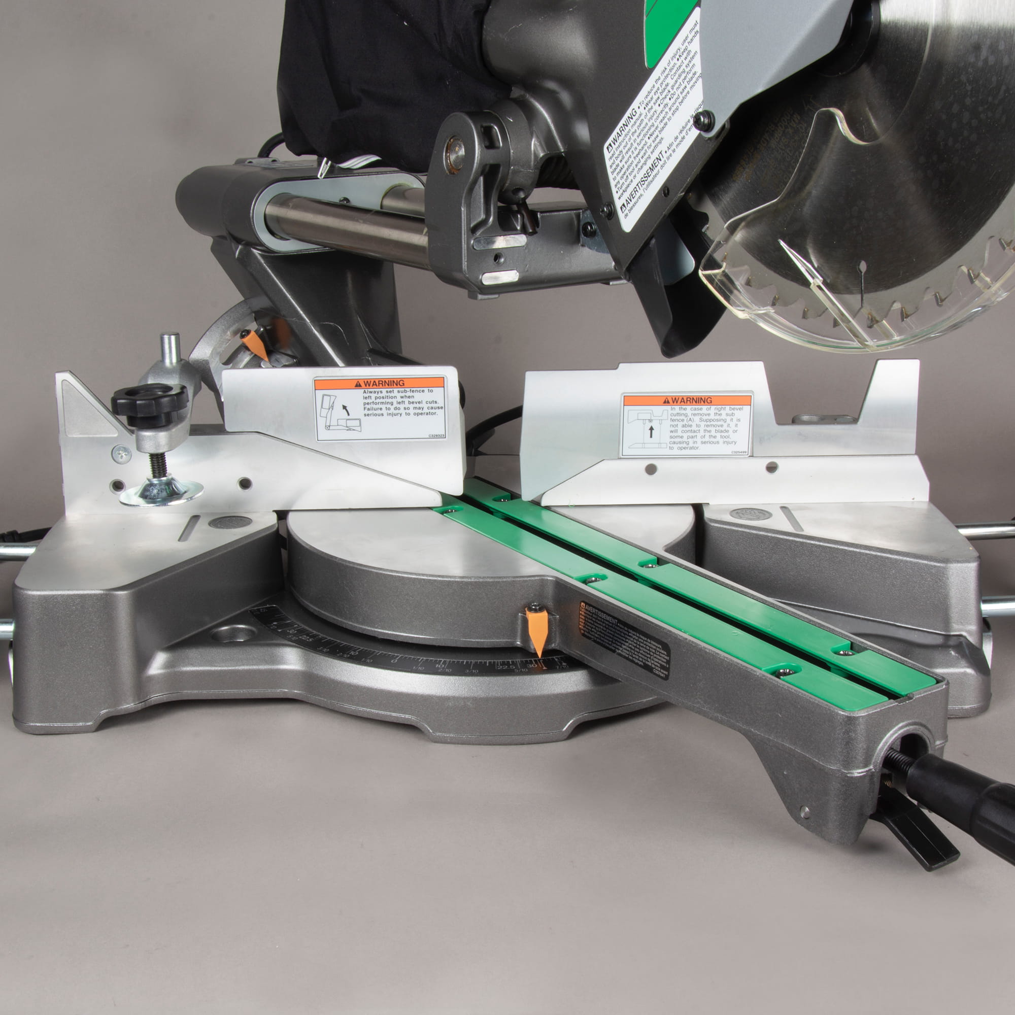 Sierra ingletadora compuesta deslizante de doble bisel de 10 pulgadas con cable Metabo HPT C10FSBSM